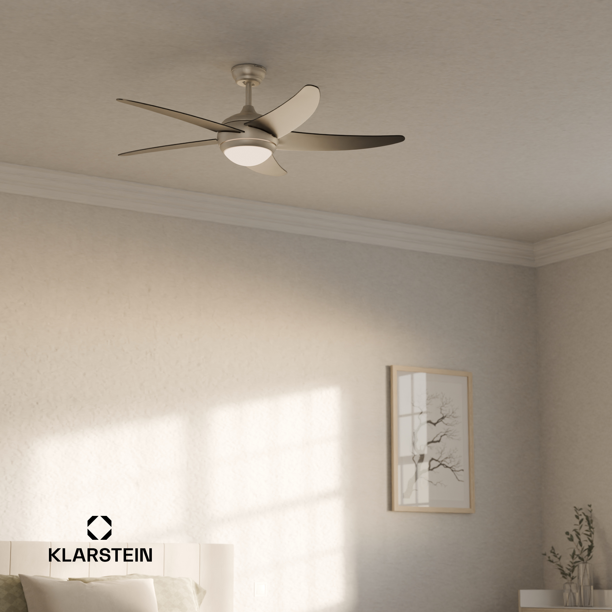 Ventilatore da soffitto con luce in una stanza, contro un muro strutturato e un quadro.