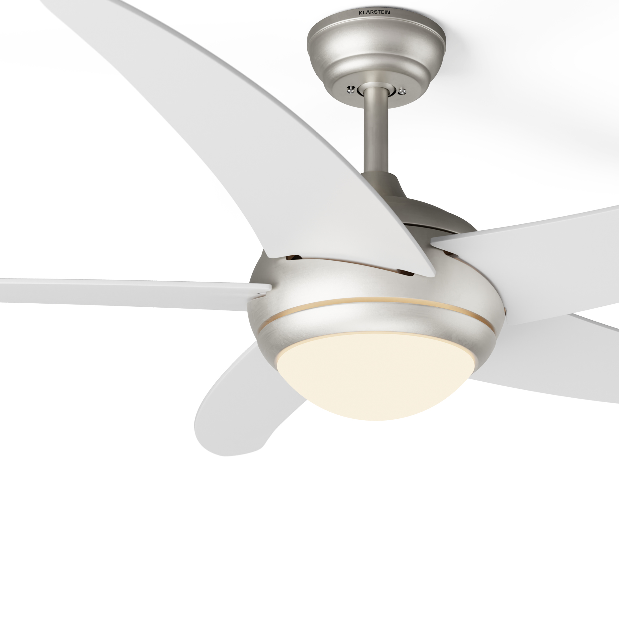 Nahaufnahme eines Deckenventilators, weiße Flügel, Licht vor weißem Hintergrund.