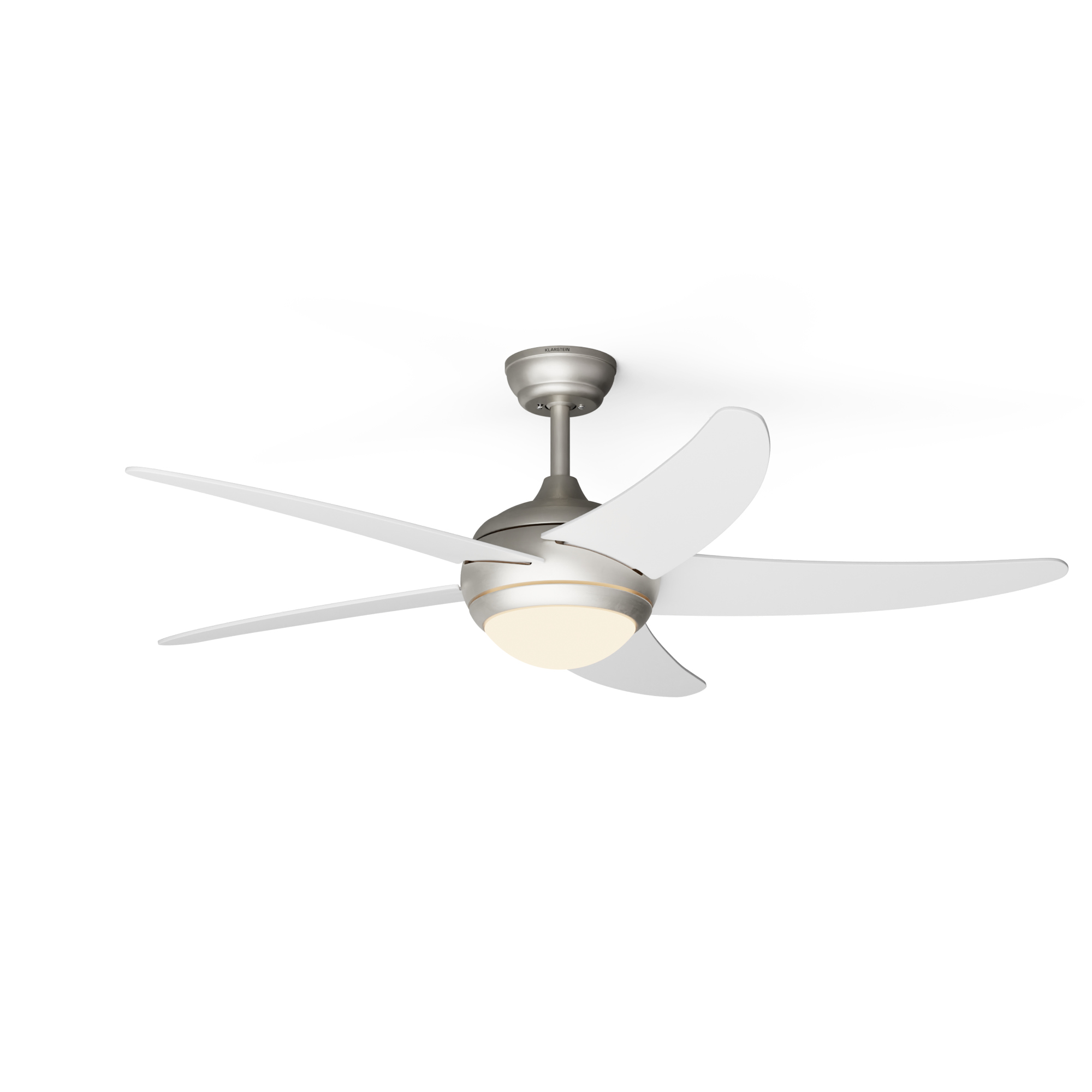 Deckenventilator mit weißen Flügeln und Licht vor weißem Hintergrund, Draufsicht.