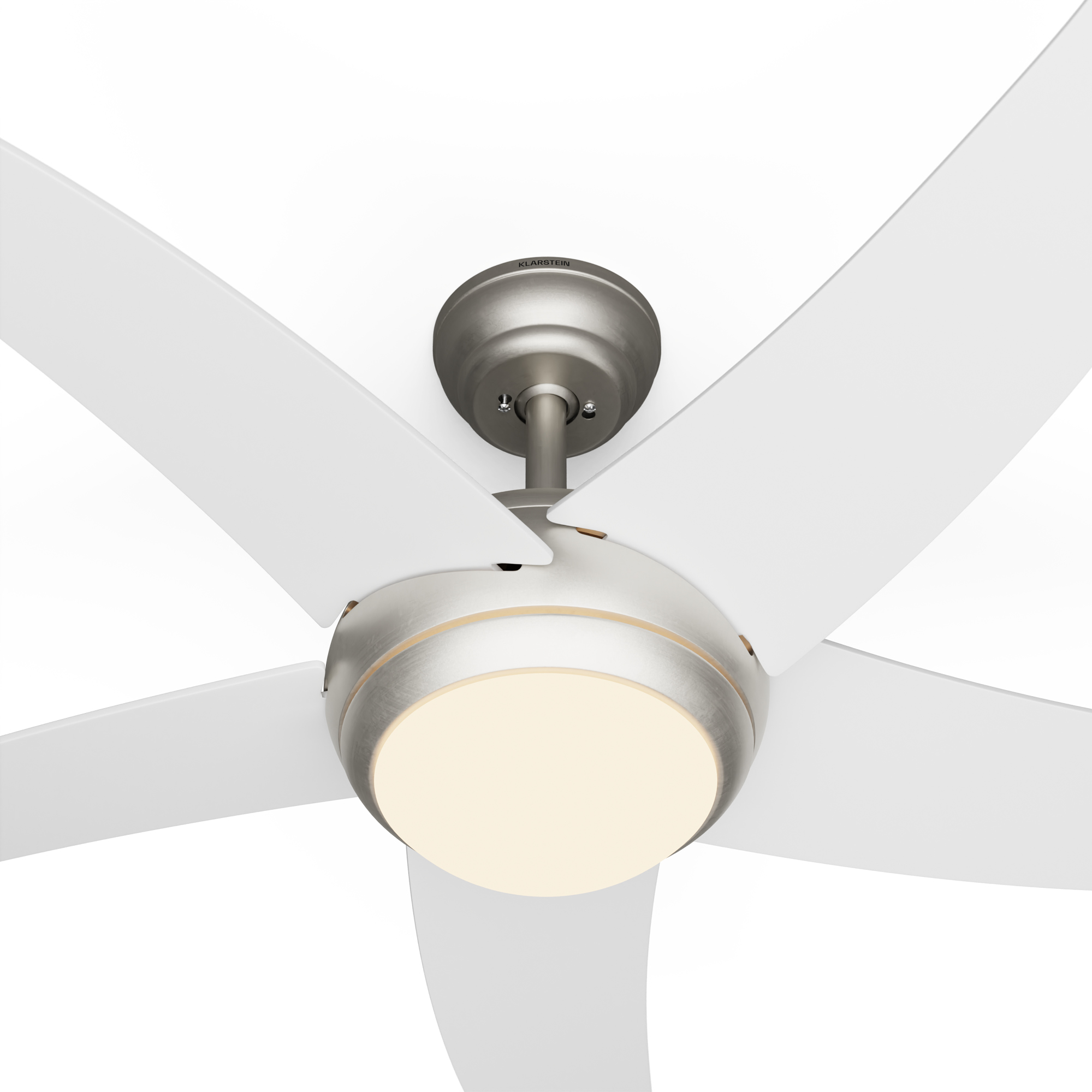 Nahaufnahme eines Deckenventilators mit weißen Flügeln und Licht vor weißem Hintergrund.