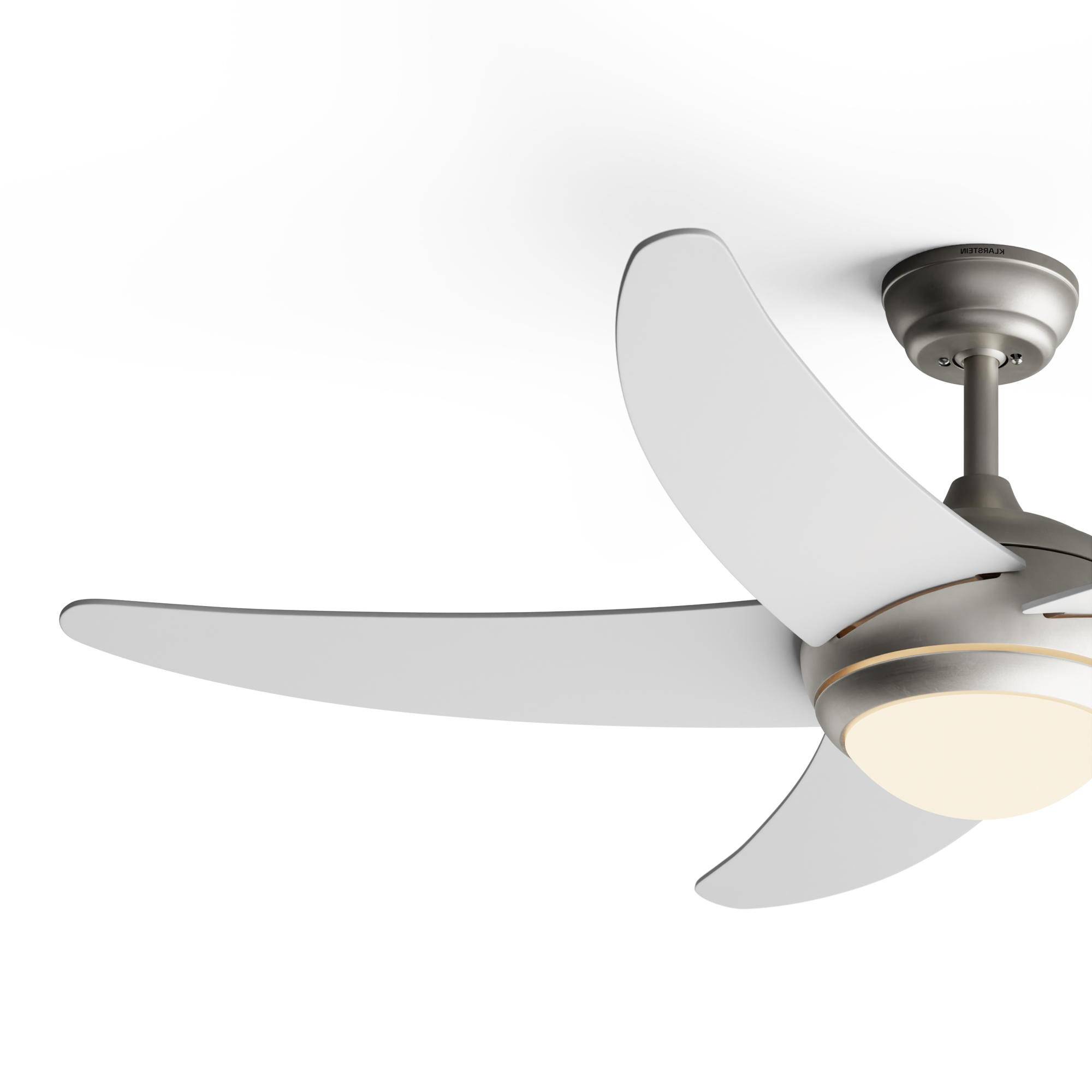 Deckenventilator mit weißen Flügeln und Licht, schräge Ansicht vor weißem Hintergrund.