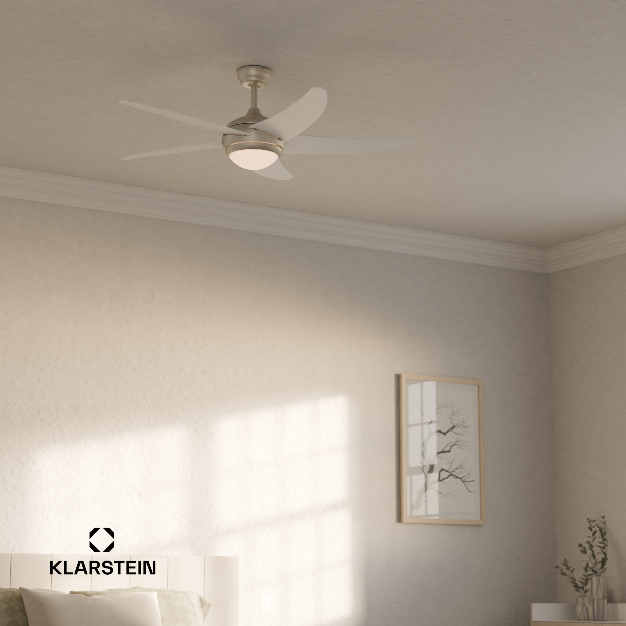 Deckenventilator in einem Raum, weiße Blätter, hängend von der Decke, mit einem Klarstein-Logo.