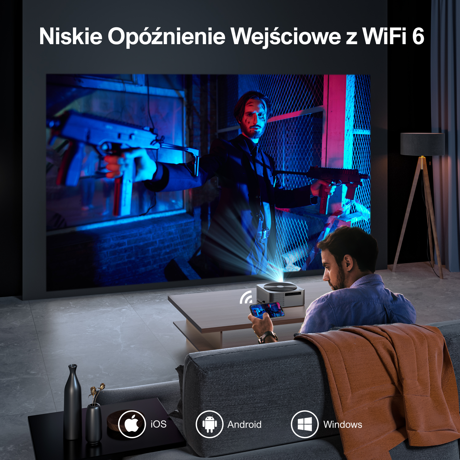 Mężczyzna ogląda ekran, na którym widać osobę trzymającą broń. Siedzi na kanapie, używając telefonu. Ikony: iOS, Android, Windows.