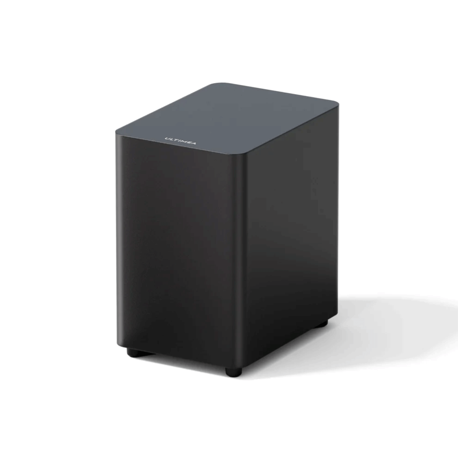 Czarny subwoofer Ultimea na białym tle. Pochylony u góry. Prostokątny kształt.