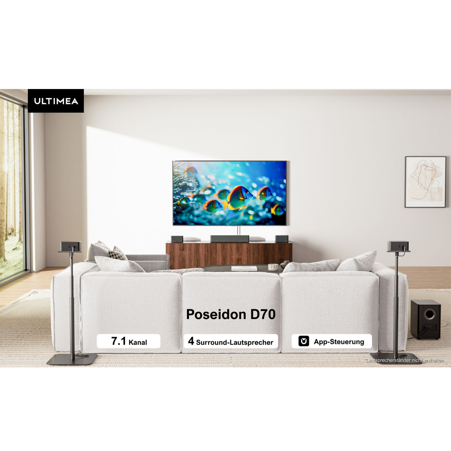 Wohnzimmer mit Fernseher, weißem Sofa, Surround-Lautsprechern und Subwoofer.