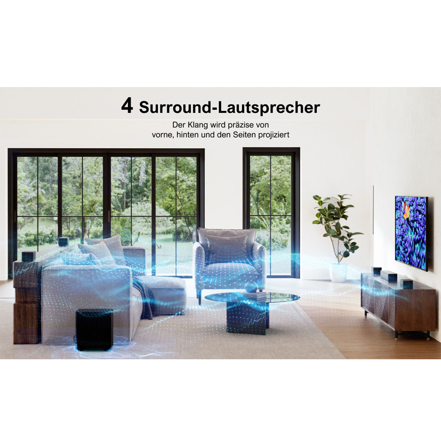 Wohnzimmer mit Lautsprechern, Fernseher, Sofa und großem Fenster mit Bäumen.