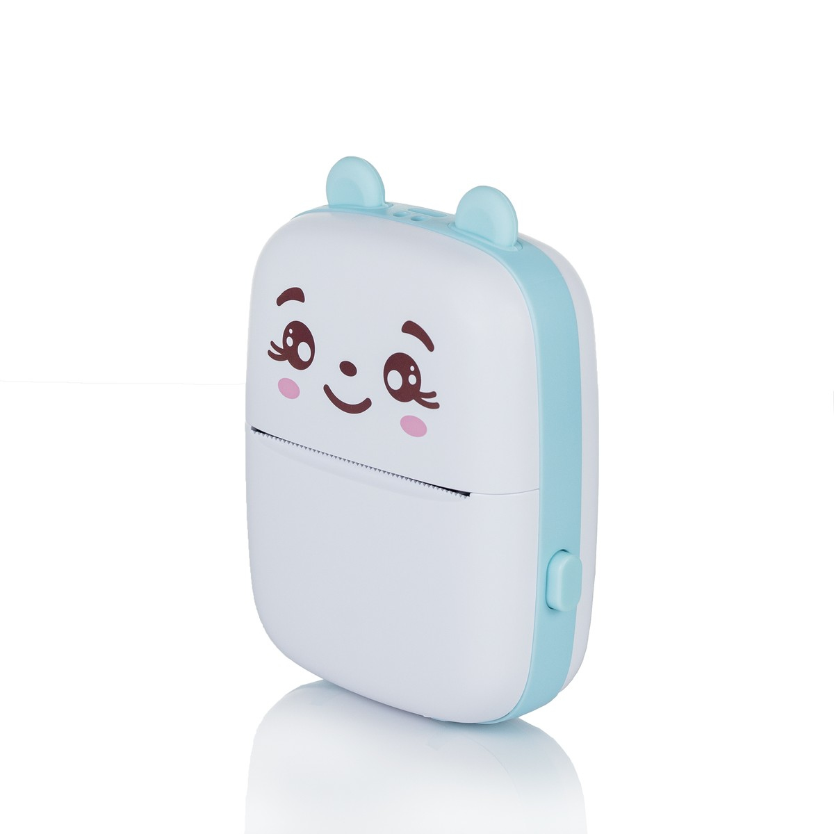 Mała biała drukarka z twarzą kreskówkowego misia. Niebieskie wykończenia i przyciski. Białe tło.