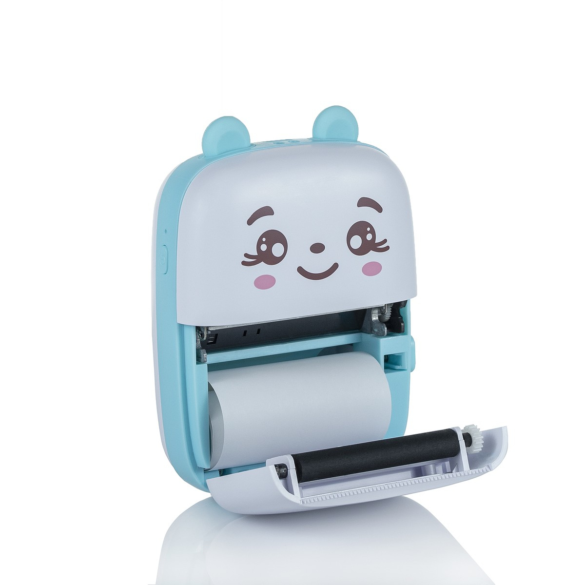 Niebiesko-biała drukarka z kreskówki z uroczą twarzą. Ma rolkę papieru i czarny wałek drukujący.