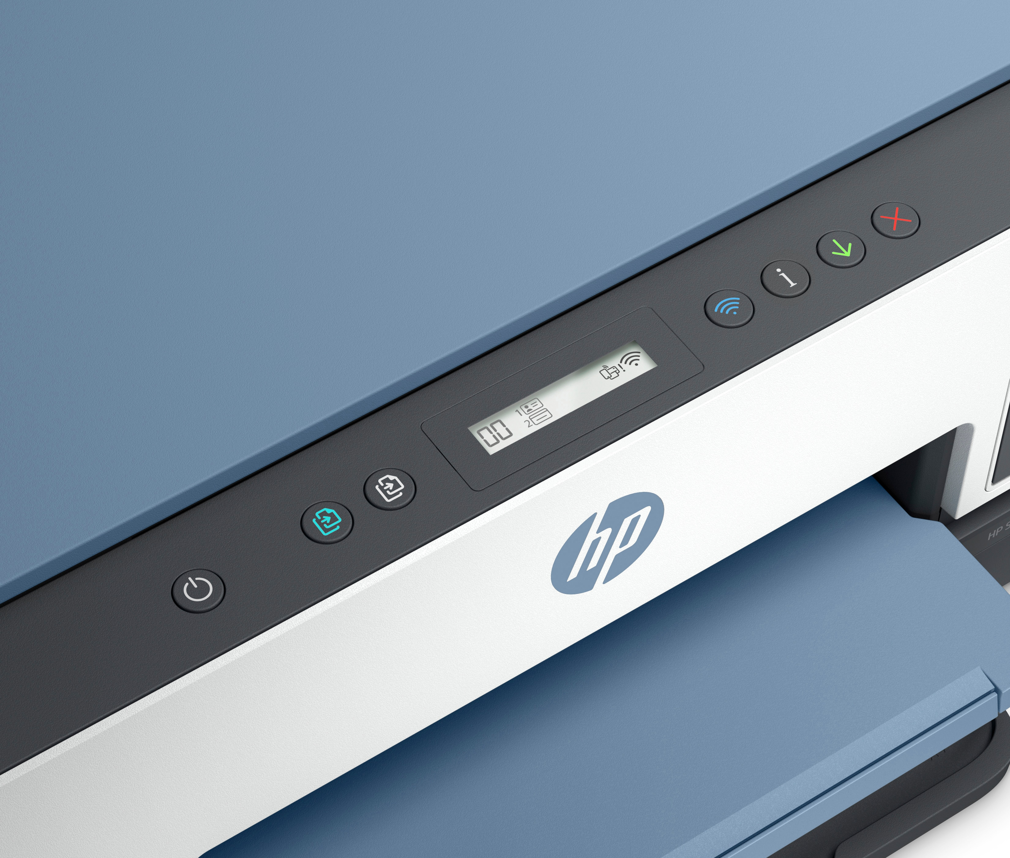 Nahaufnahme eines blau-weißen HP-Druckers mit Bedienfeld und HP-Logo.