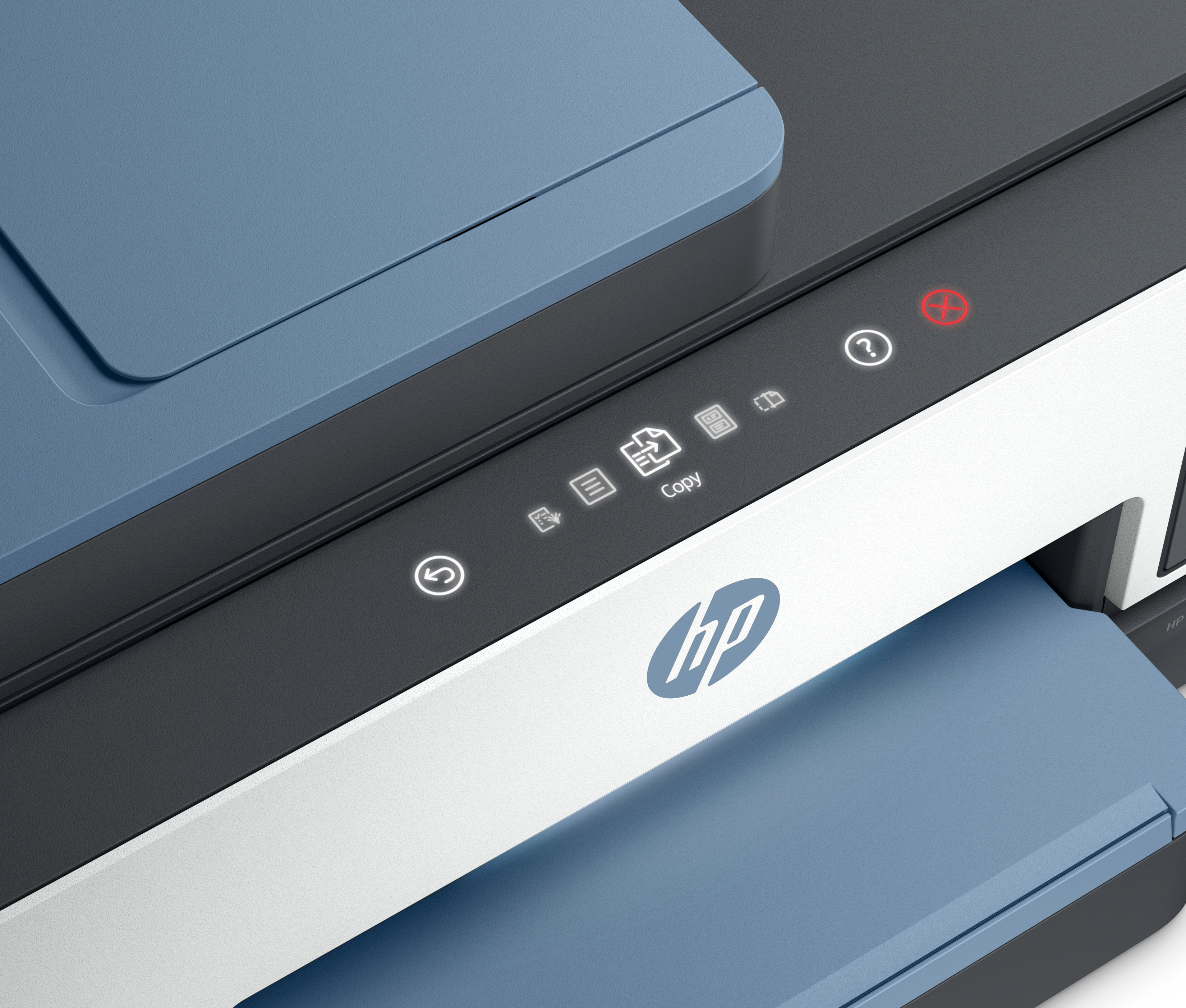 Primer plano del panel de control de una impresora, mostrando botones y el logotipo de HP.