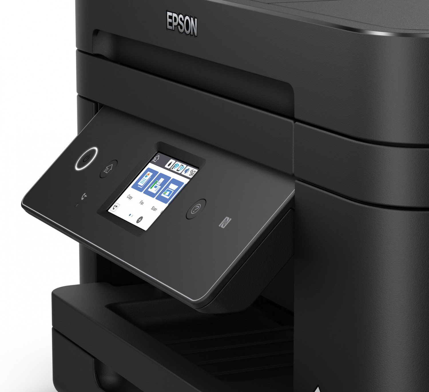 Stampante Epson nera con pannello di controllo aperto, schermo acceso. Sfondo bianco.