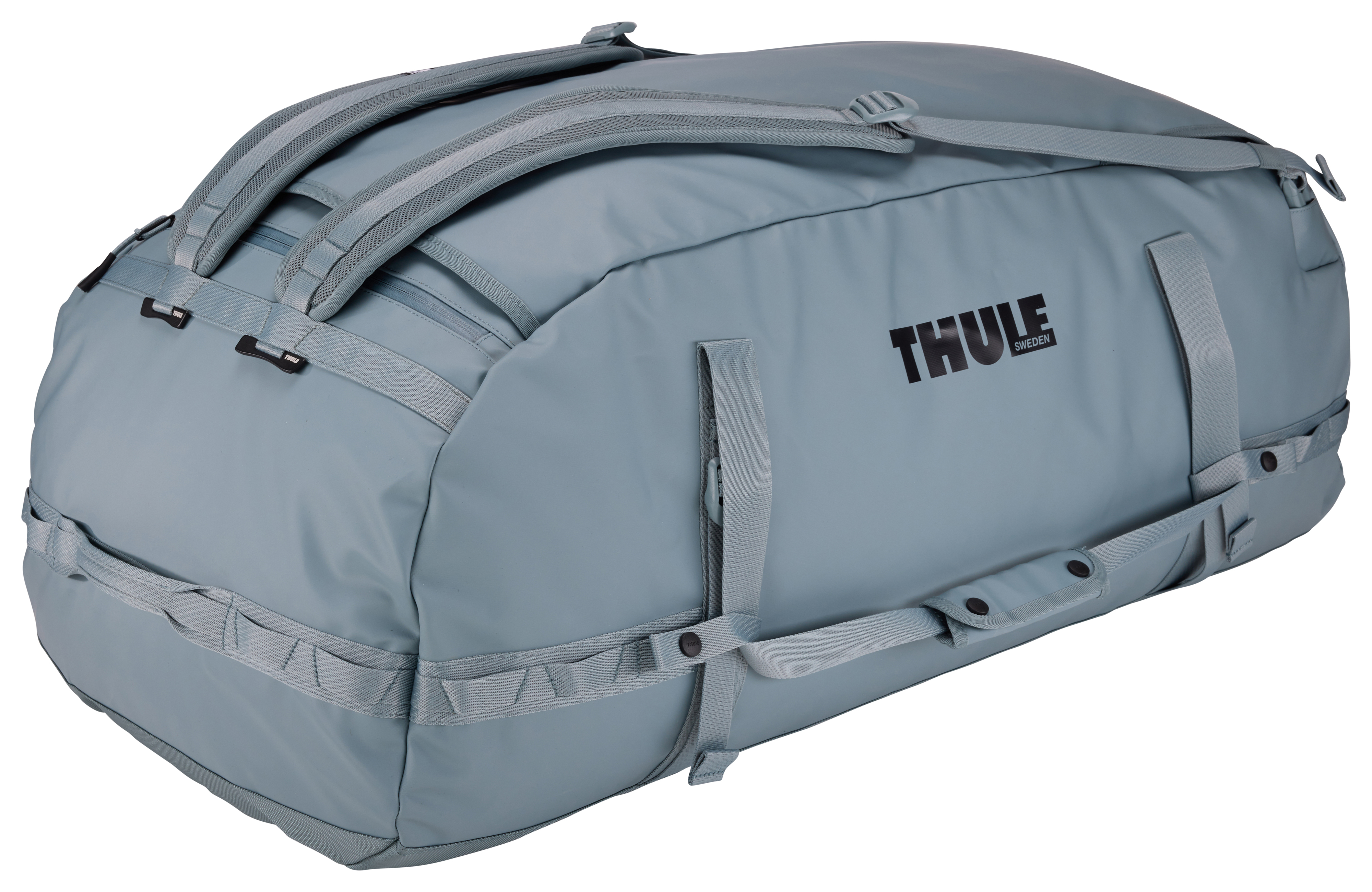 Blaue Reisetasche mit schwarzen Trägern. Die Tasche hat ein Thule-Logo. Weißer Hintergrund.