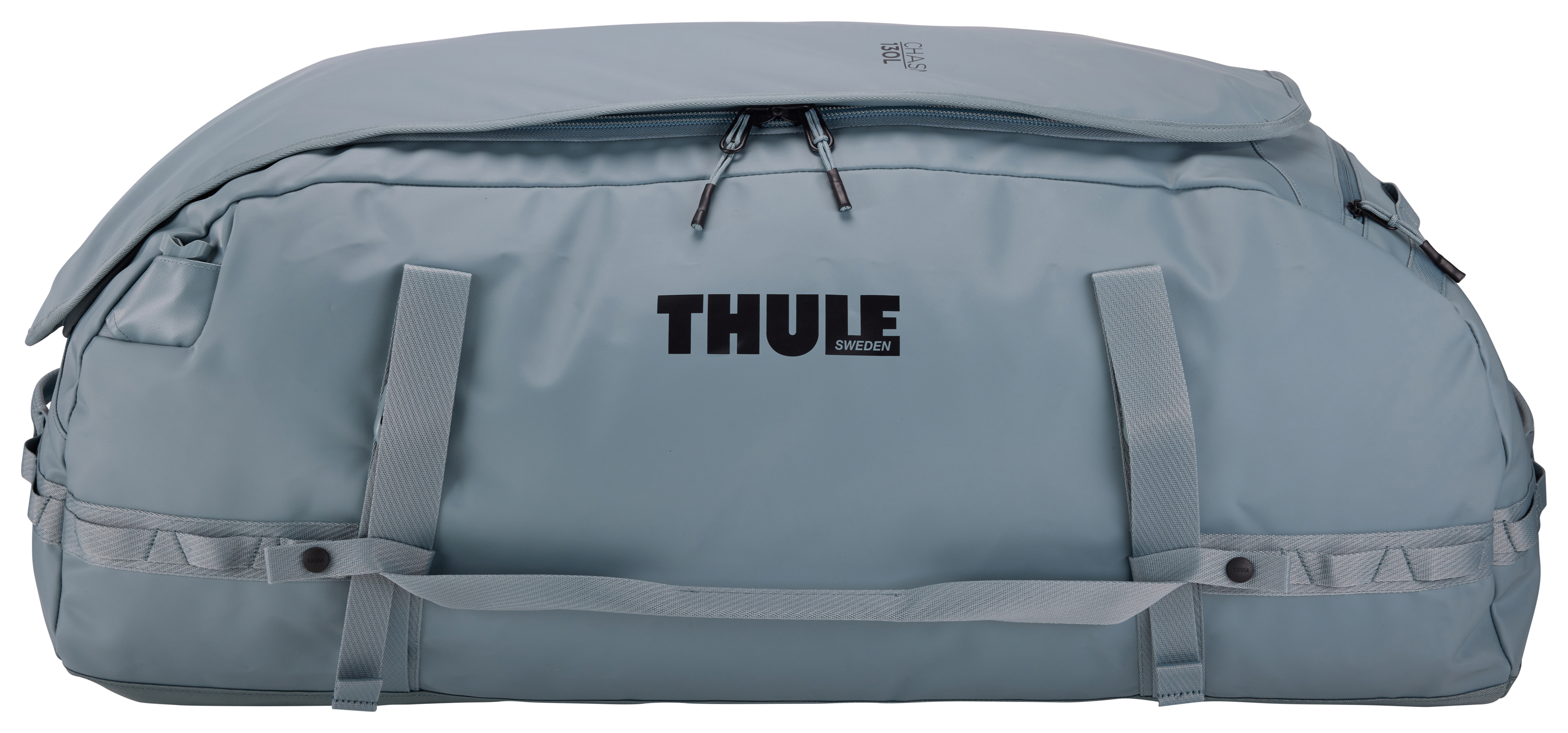 Hellblaue Thule-Reisetasche mit schwarzem Logo und Gurten. Weißer Hintergrund.