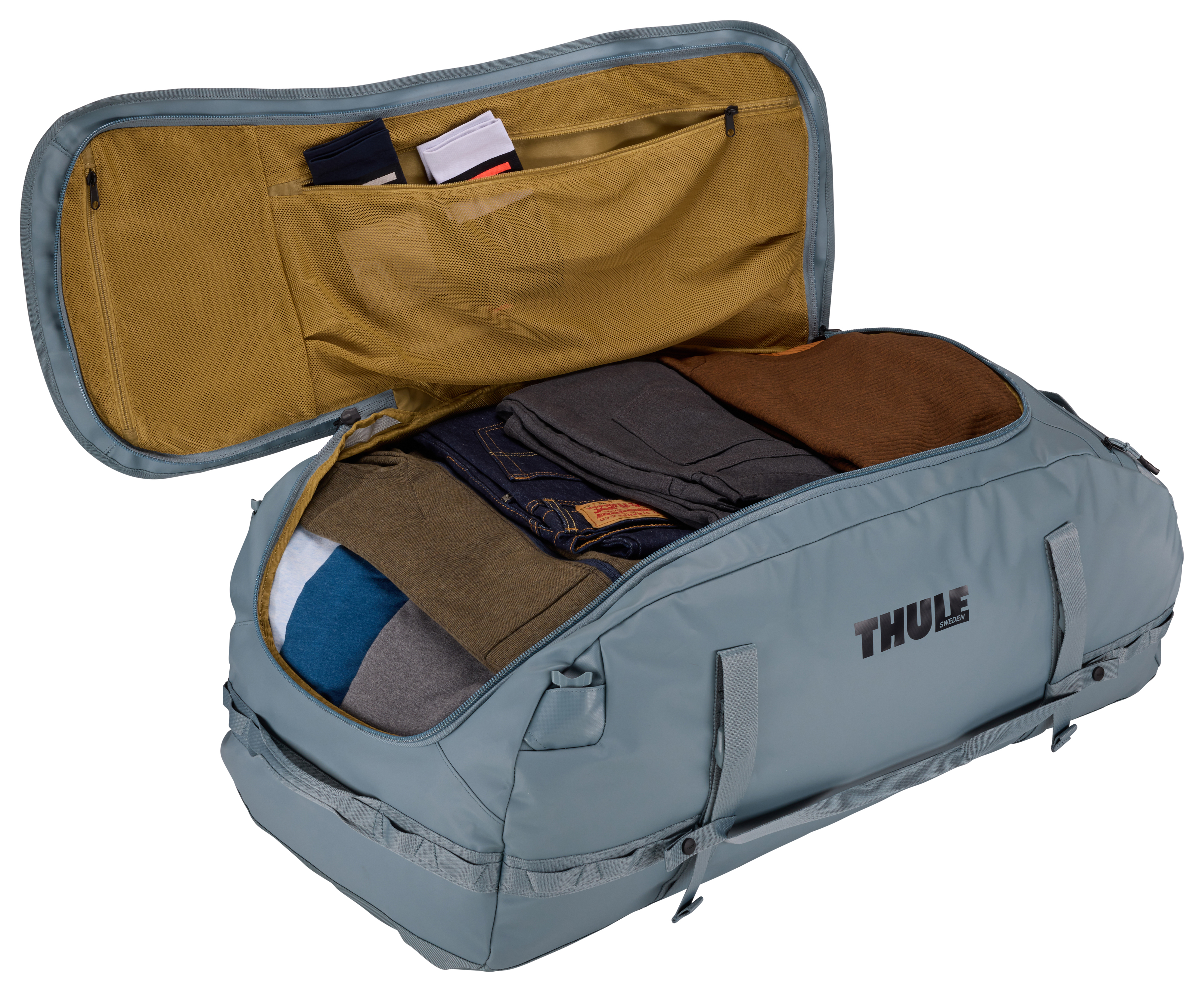Eine blaue Thule-Reisetasche, geöffnet, um Kleidung und eine kleine Tasche mit Gegenständen zu zeigen.