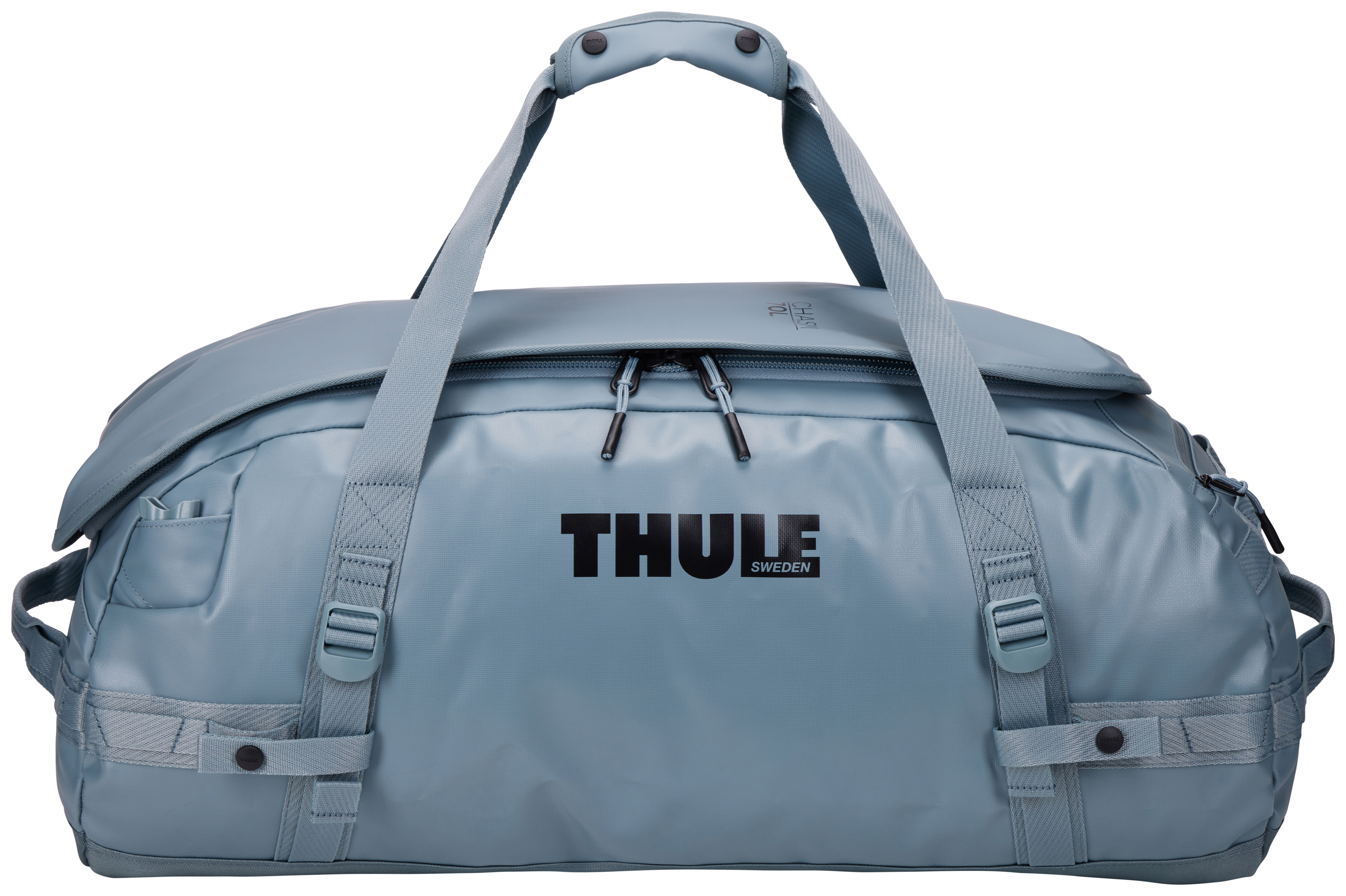 Hellblaue Thule-Reisetasche mit schwarzem Logo und Griffen. Die Tasche hat Riemen und Schnallen.