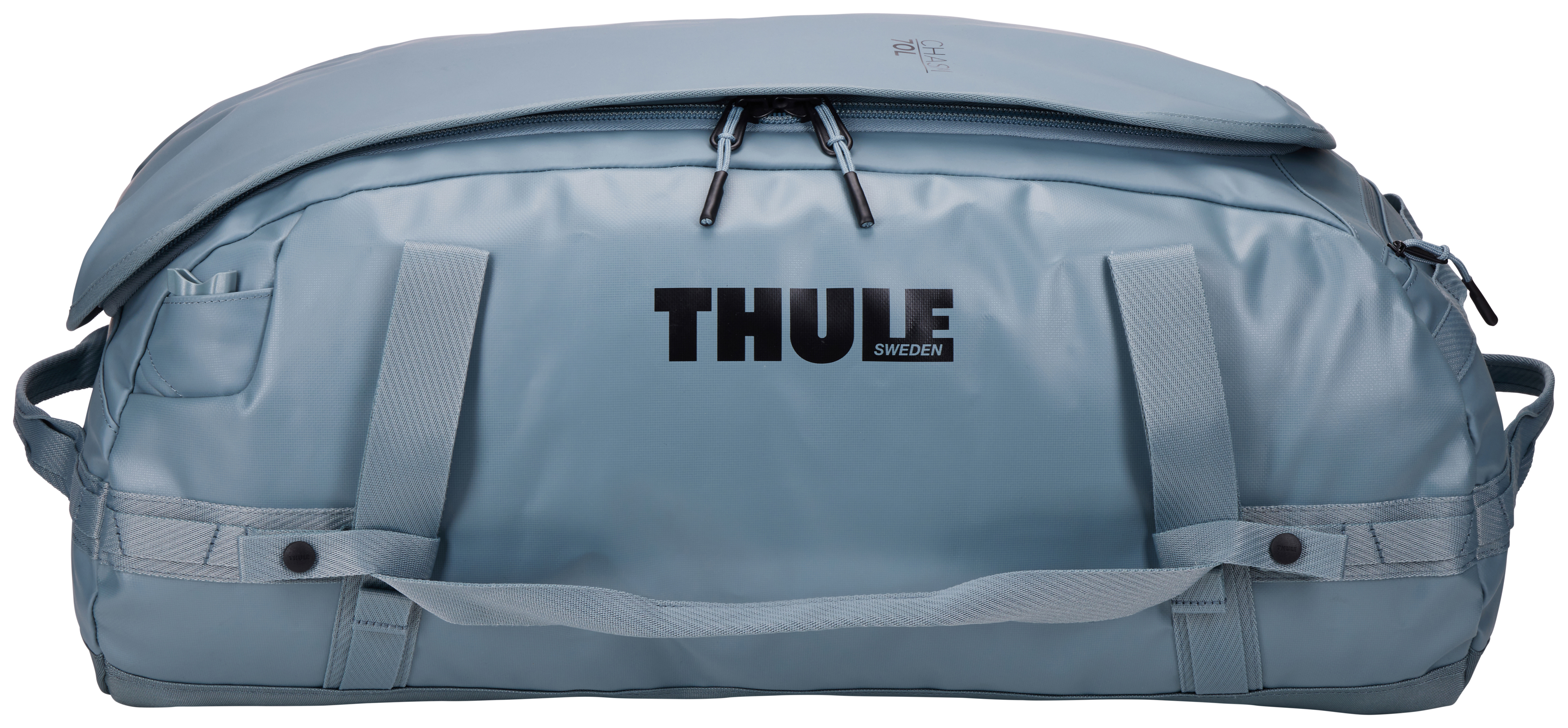 Hellblaue Thule-Reisetasche mit Griffen und Riemen. Der Markenname ist vorne aufgedruckt.