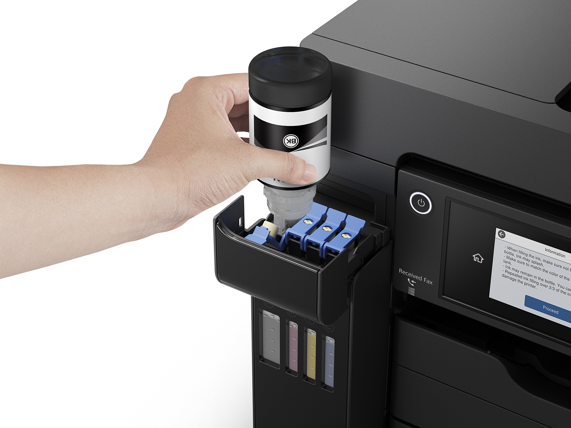 Bir el, bir Epson yazıcıya mürekkep dolduruyor. Mürekkep şişesi ve mürekkep kartuşu erişimi görünür.