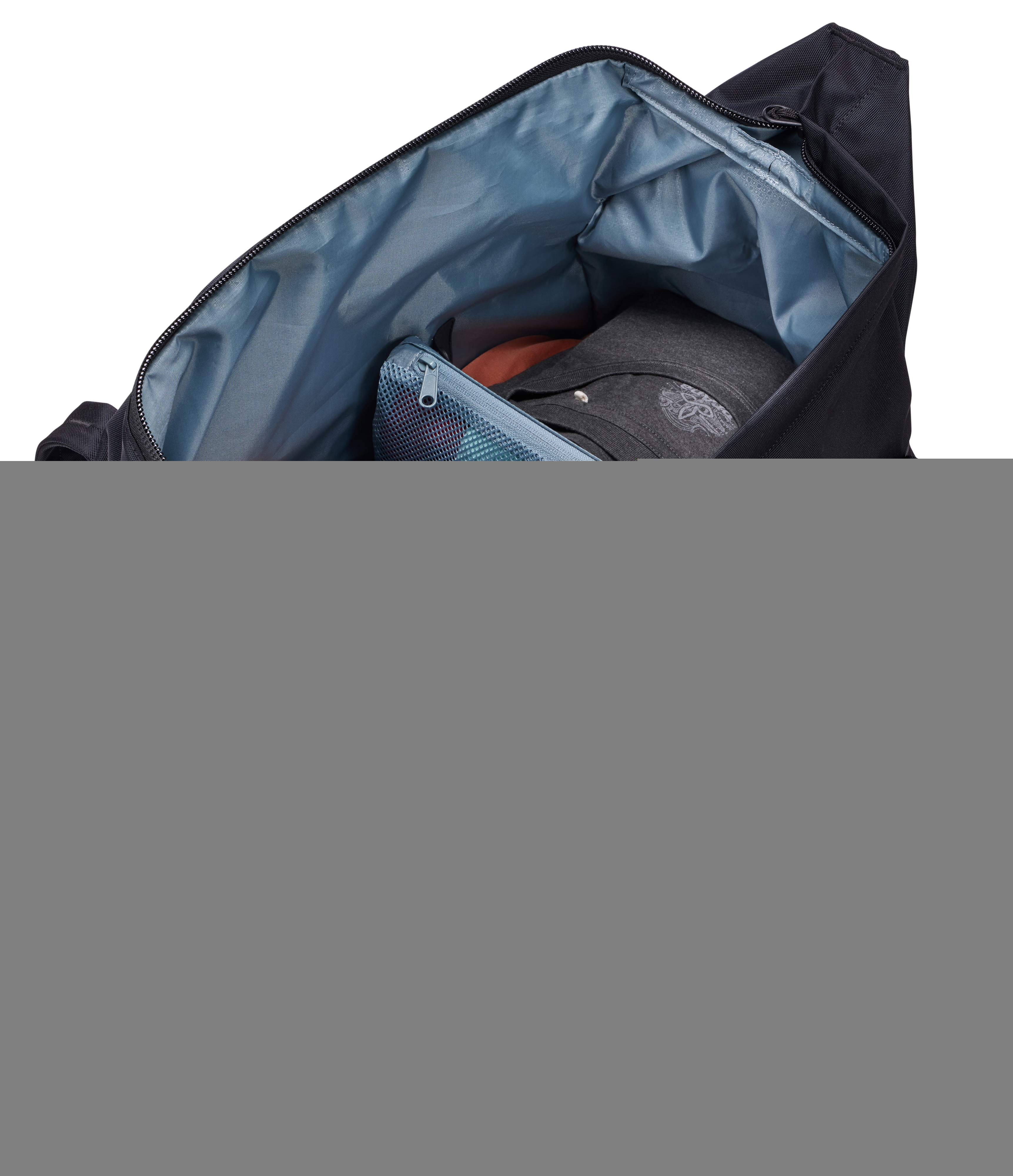 Otwarta czarna torba z przedmiotami w środku. Wnętrze torby jest jasnoniebieskie. Białe tło.