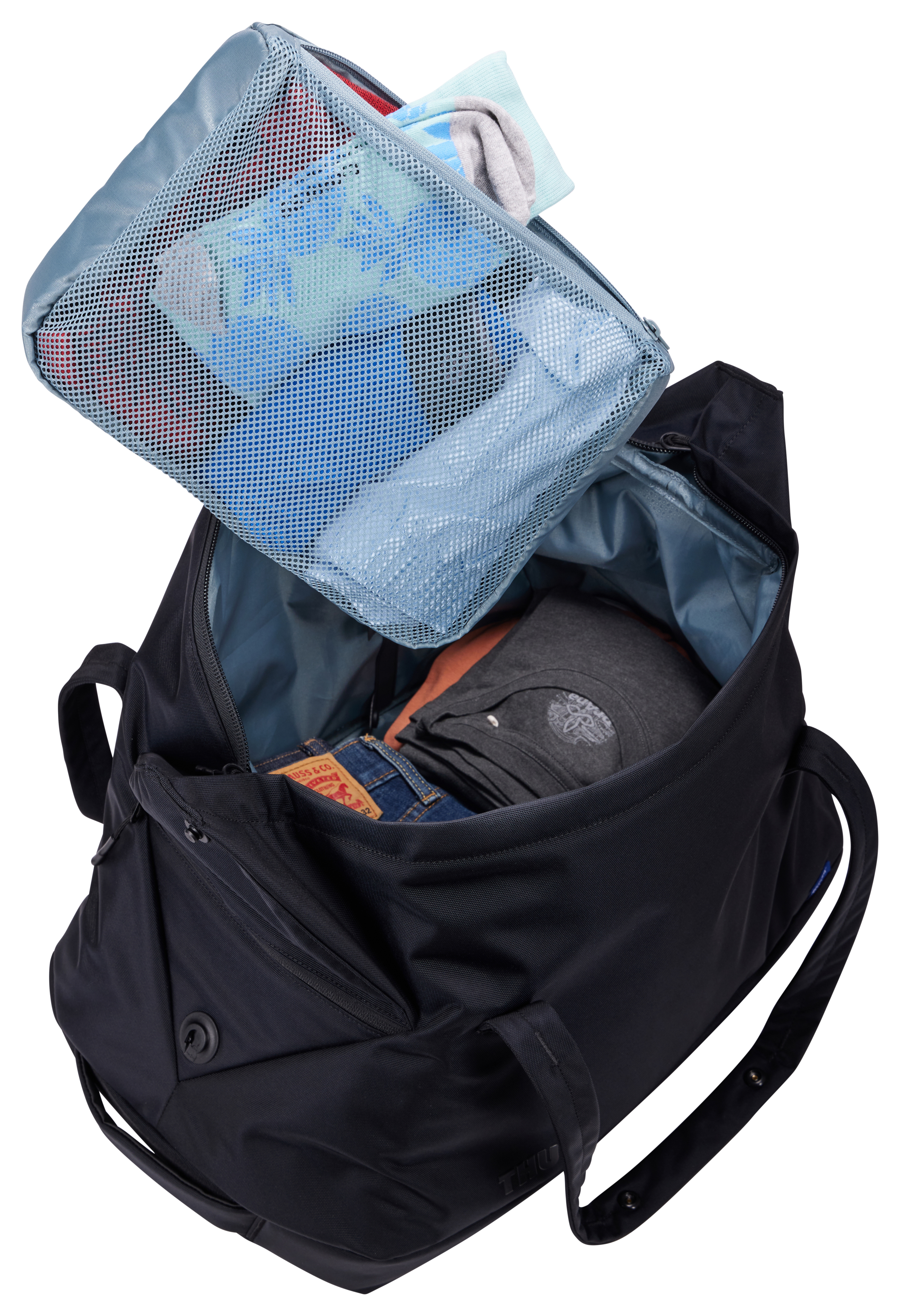 Czarna torba podróżna z siatkową torbą na górze zawierającą ubrania i inne przedmioty osobiste.