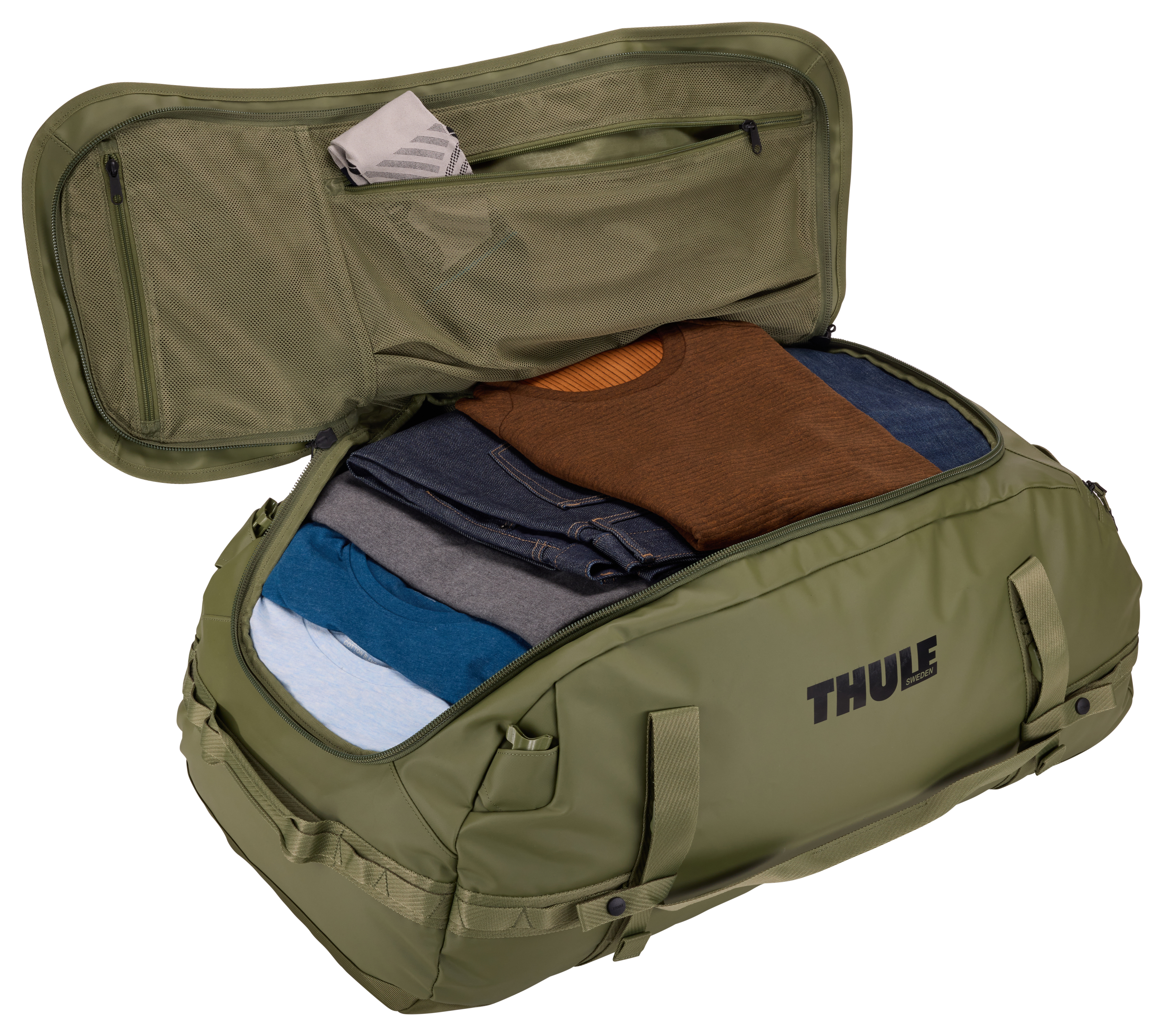 Grüne Reisetasche geöffnet, Kleidung innen sichtbar. Enthält Hemd, Jeans und braunen Pullover. Reißverschluss offen.