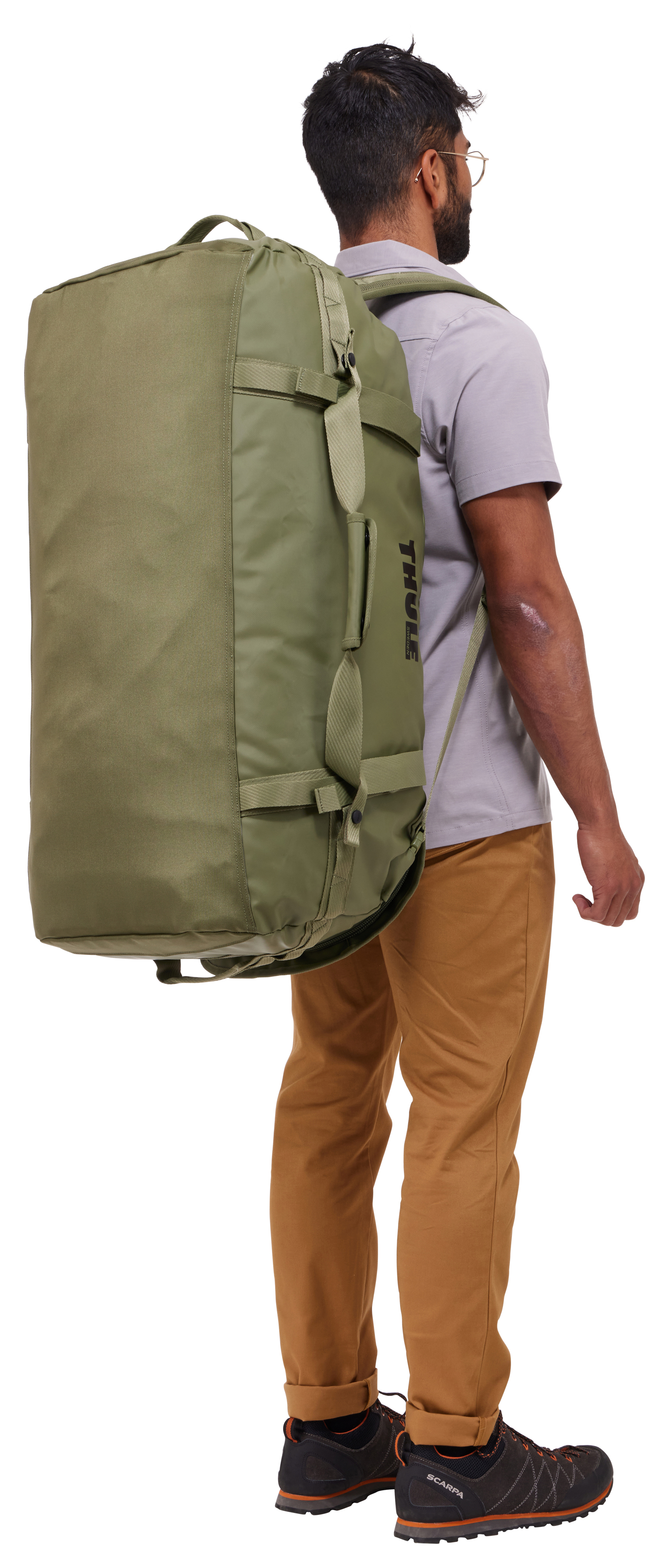 Eine Person mit einer Reisetasche auf dem Rücken.