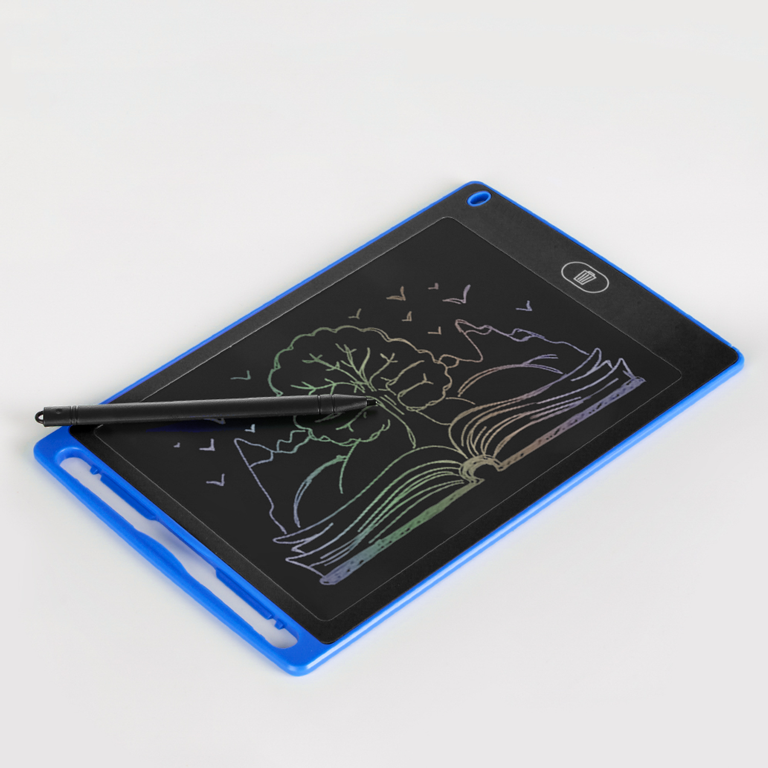 Tableta de dibujo con marco azul, con dibujo de árbol, pájaros y libro abierto, con un lápiz.