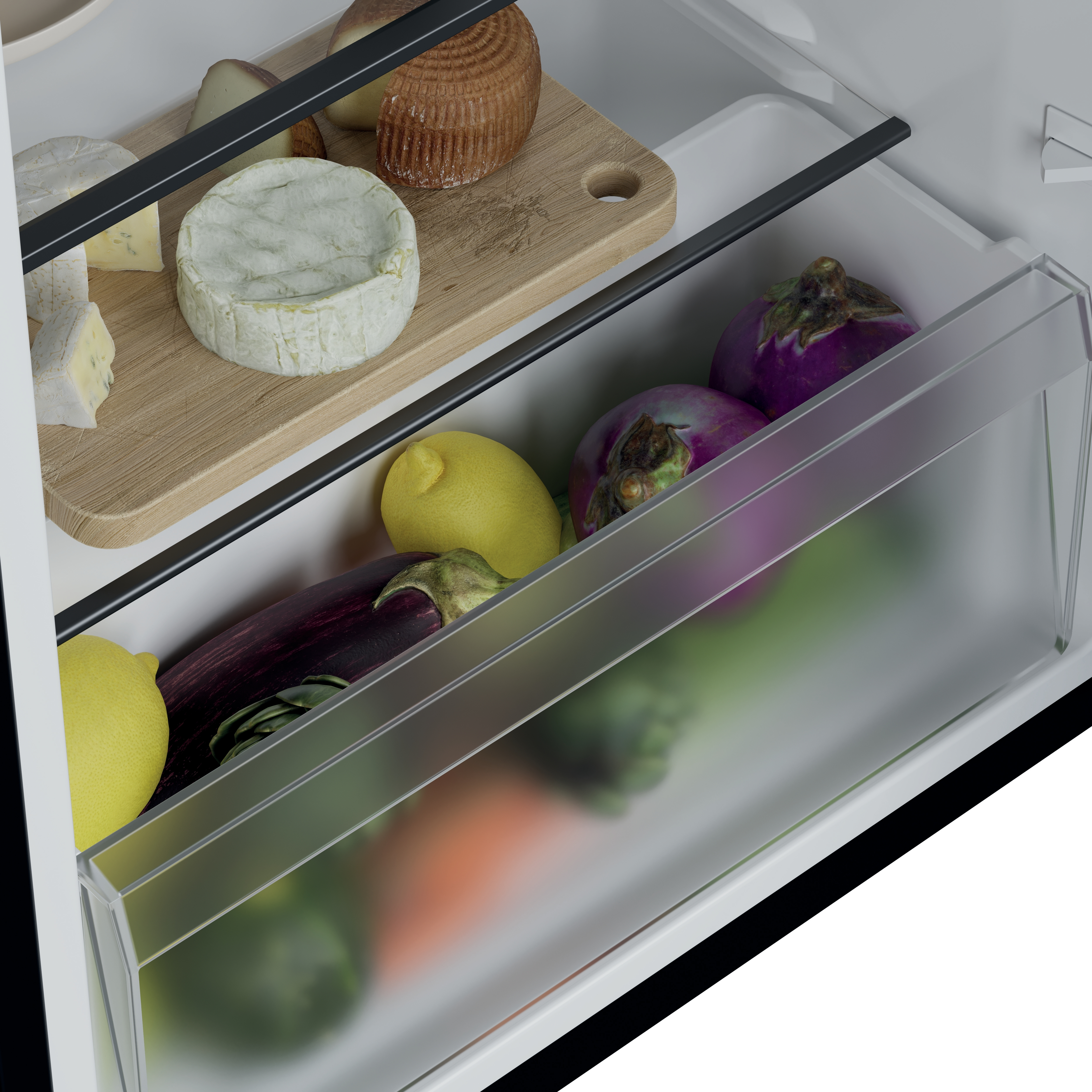 Wewnątrz lodówki: warzywa w szufladzie, ser i deska do krojenia na półce.
