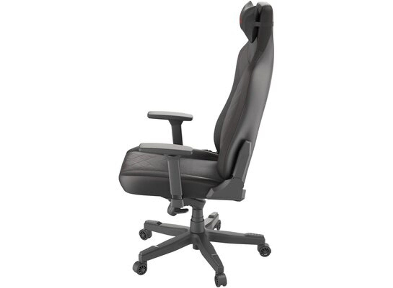 Schwarzer Gaming-Stuhl, Seitenansicht, mit Kopfstütze und Armlehnen. Der Hintergrund ist weiß.