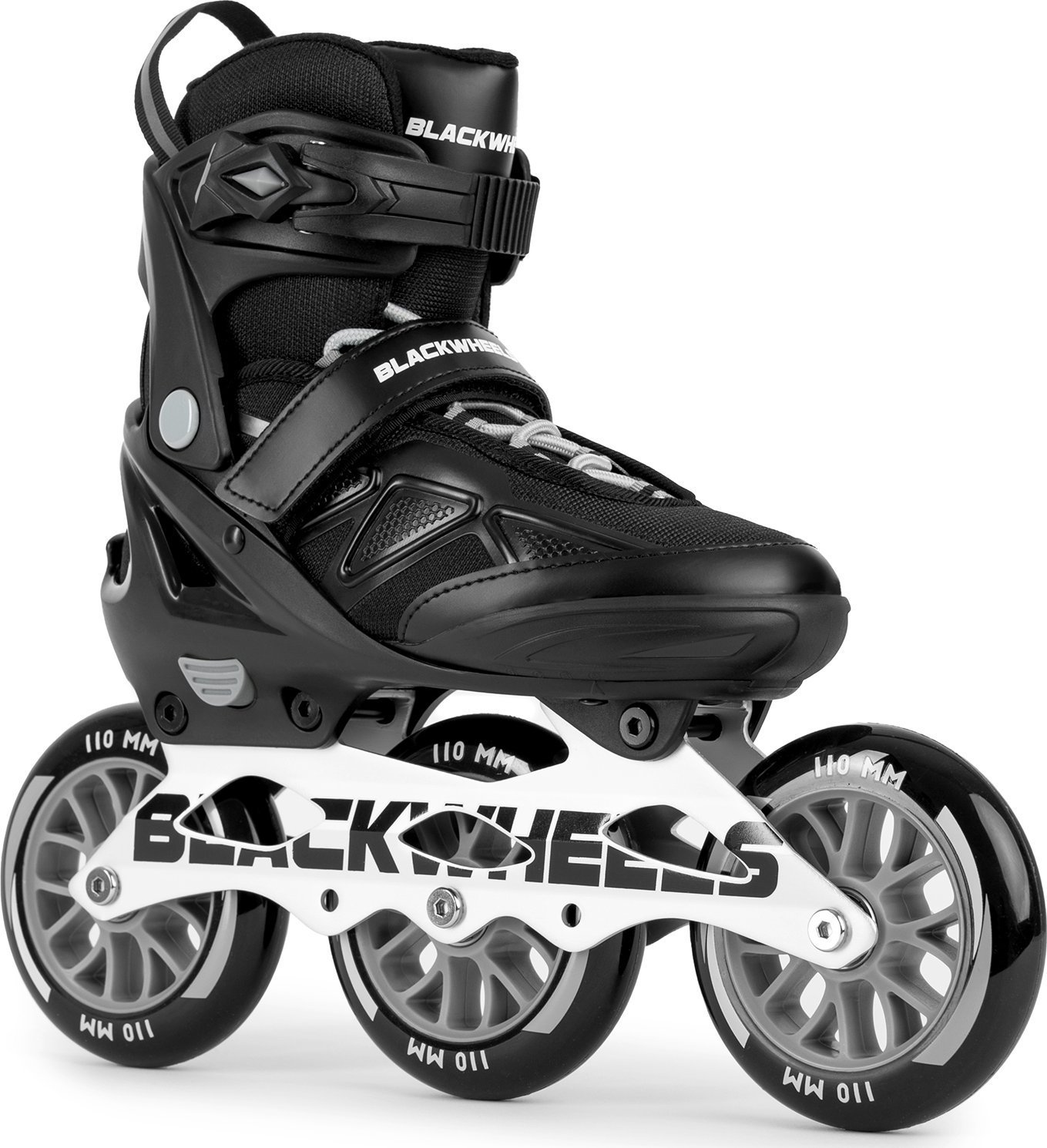 Schwarze Inline-Skates mit drei Rädern. Der Markenname BlackWheels steht auf dem Rahmen.