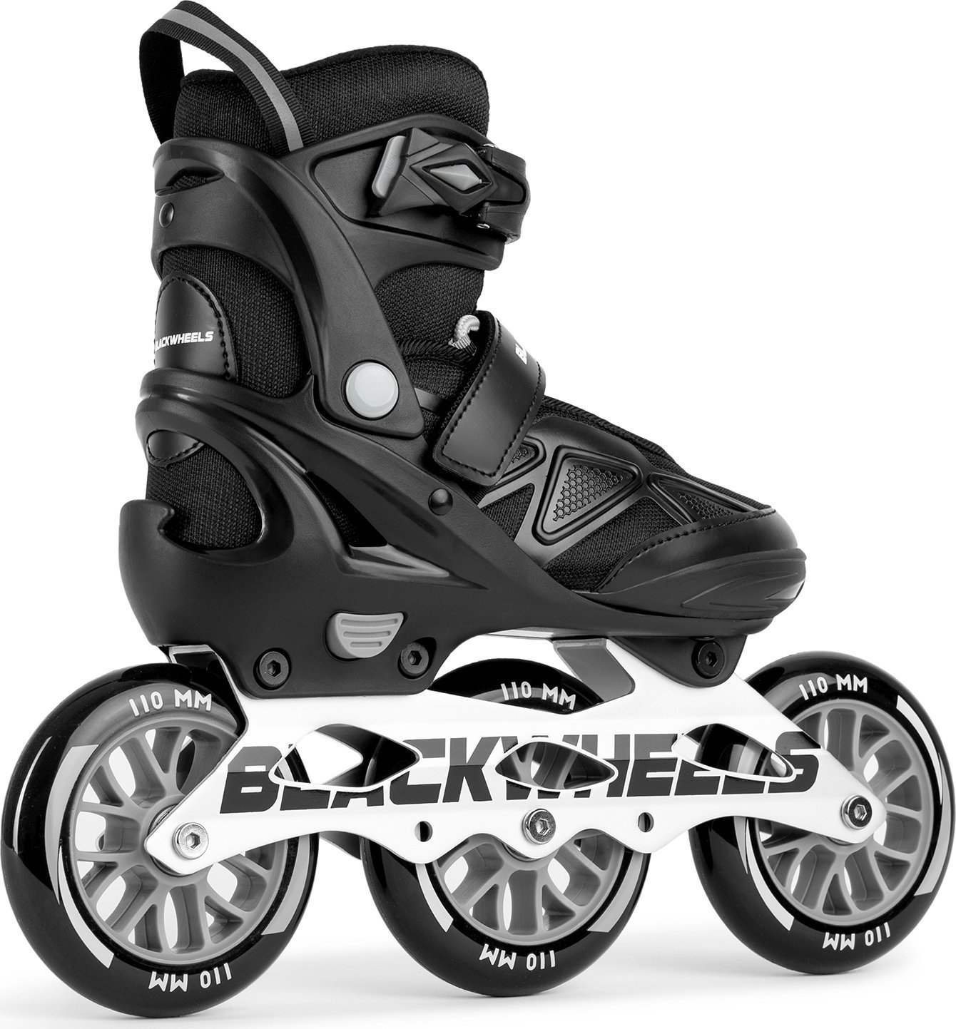Schwarze Inline-Skates mit jeweils drei Rädern. Die Skates haben schwarze Riemen und ein weißes Logo.