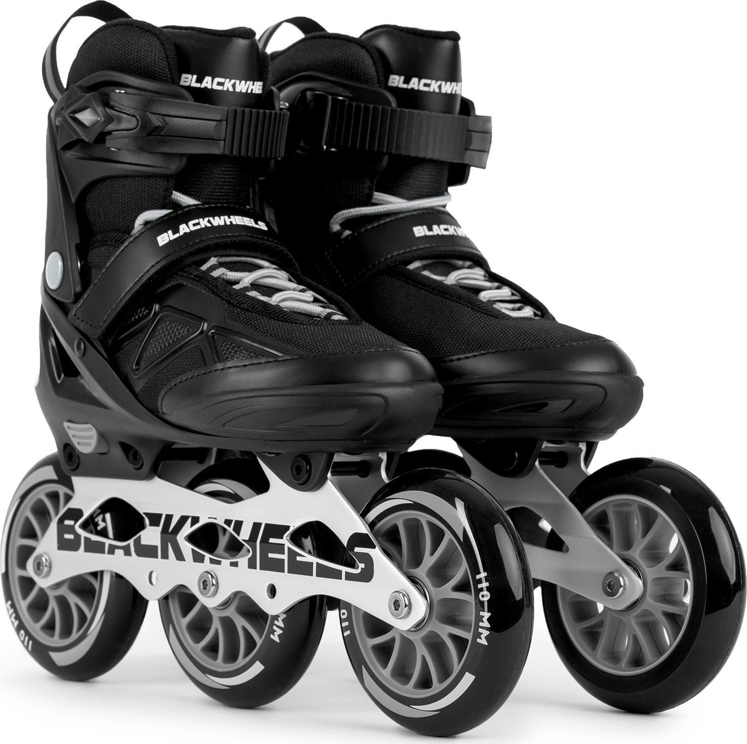 Paar schwarze Inline-Skates auf weißem Hintergrund. Die Skates haben schwarze Rollen und Rahmen.