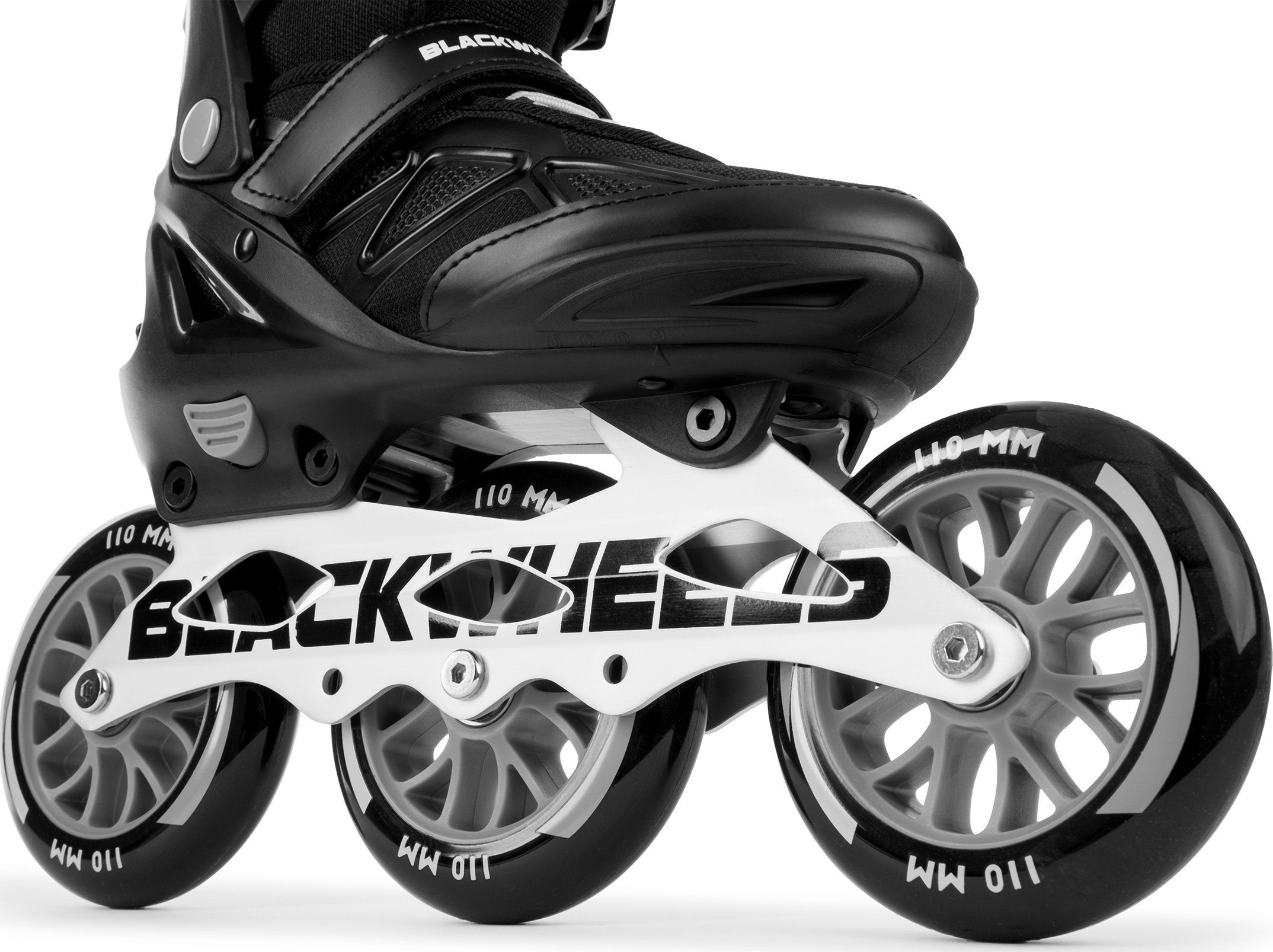 Schwarze Inline-Skates mit drei Rädern, die Räder und den Schuh zeigen, auf weißem Hintergrund.