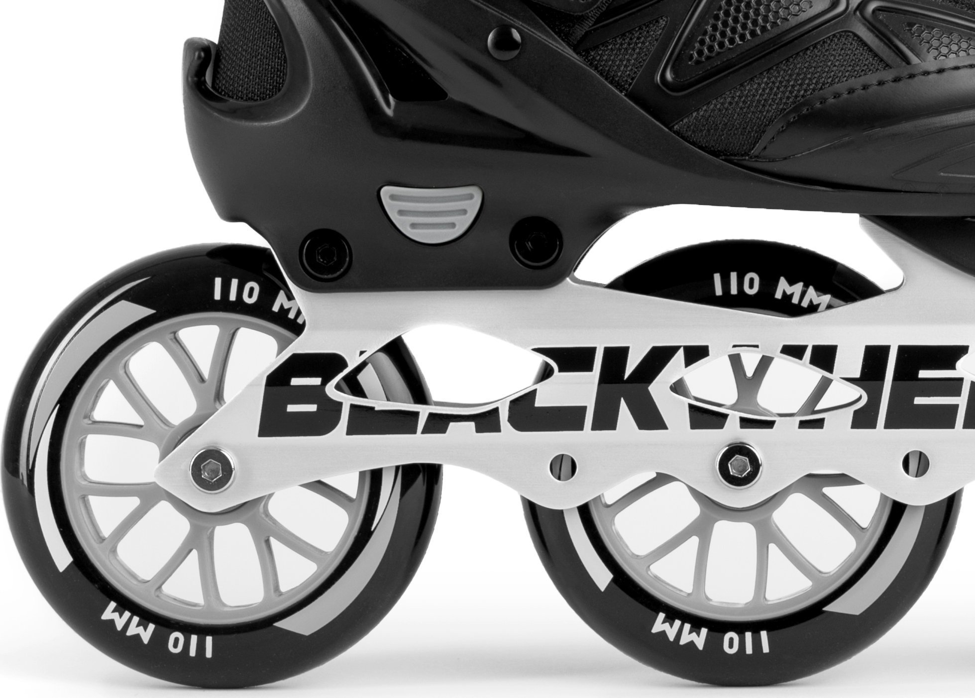 Nahaufnahme eines schwarz-weißen Rollschuh-Rads mit dem Markennamen an der Seite.