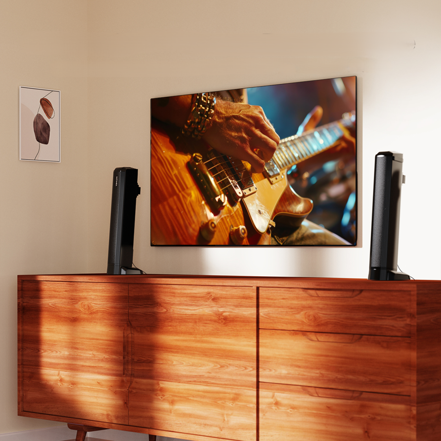 Pokój z telewizorem i głośnikami, na telewizorze wyświetlany jest gitarzysta.