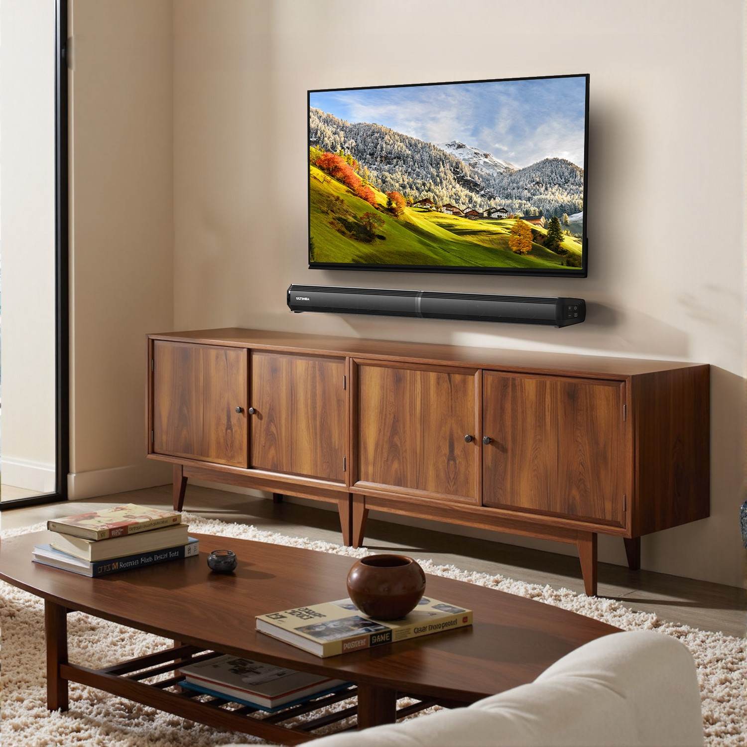 Salon z telewizorem na drewnianej szafce. Książki i stolik kawowy z przodu. Beżowe ściany.