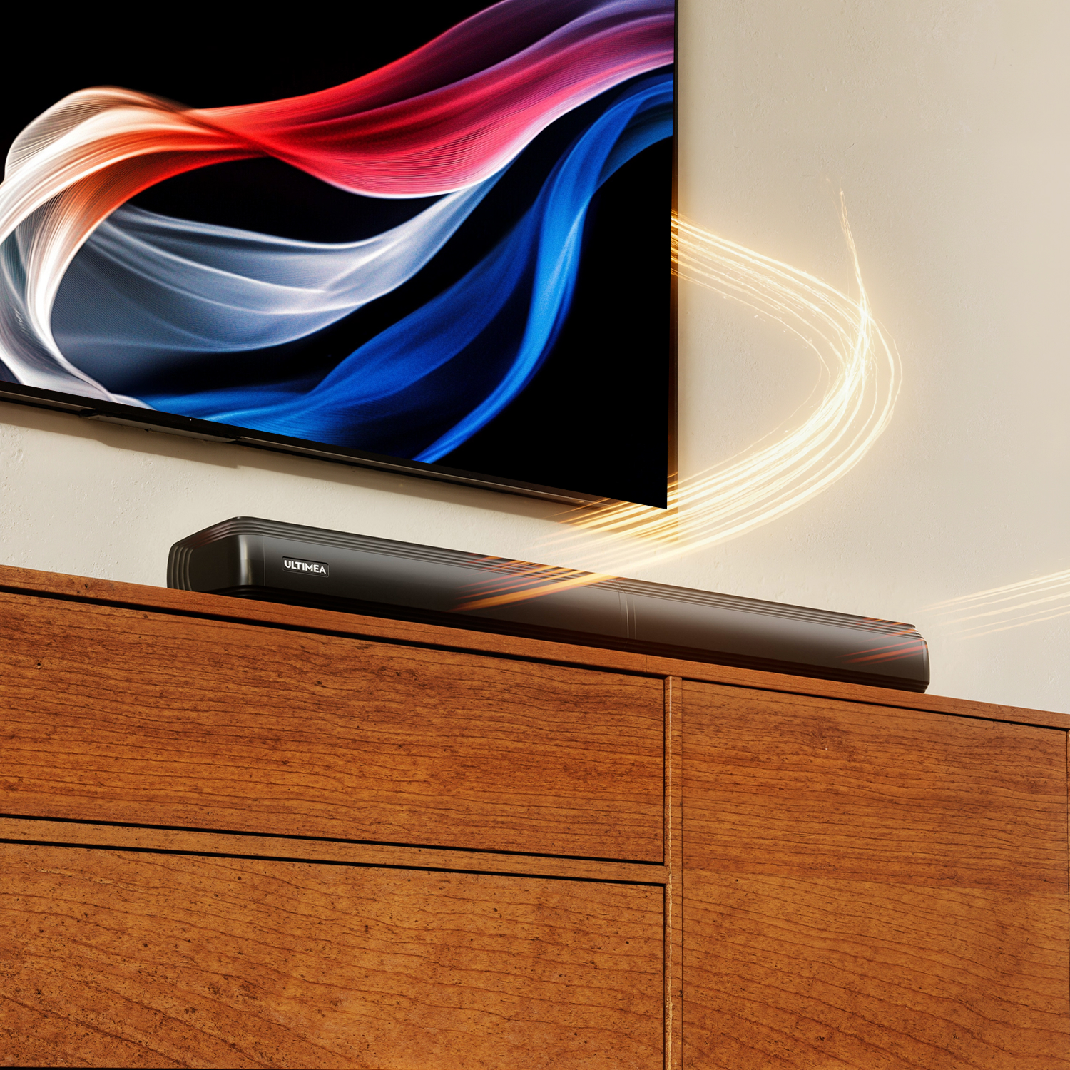 Czarny soundbar na drewnianej szafce, z telewizorem w tle. Smugi światła emanują z telewizora.