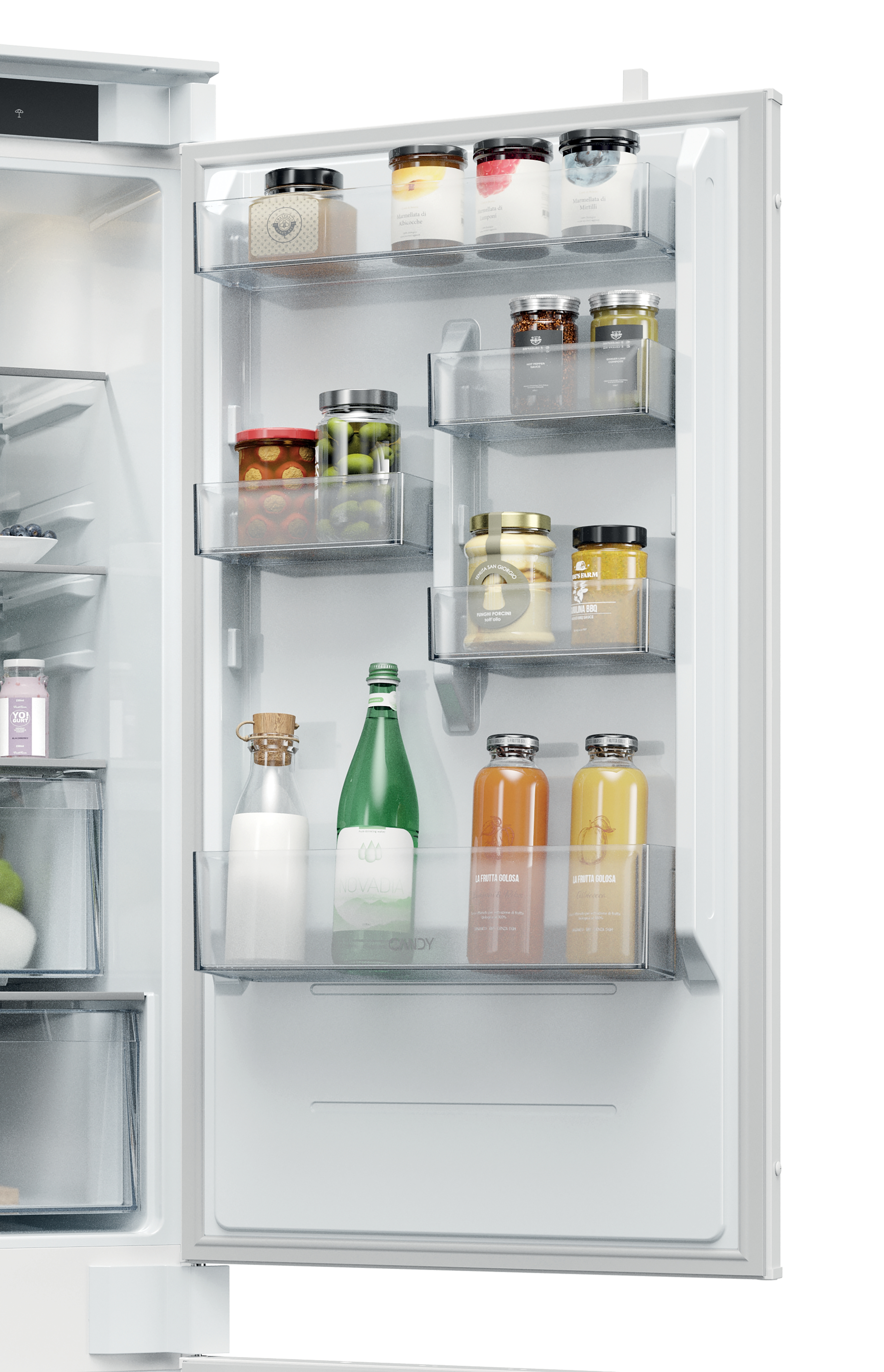 Wnętrze lodówki, różne słoiki i butelki na półkach. Półki są przezroczyste i szklane.