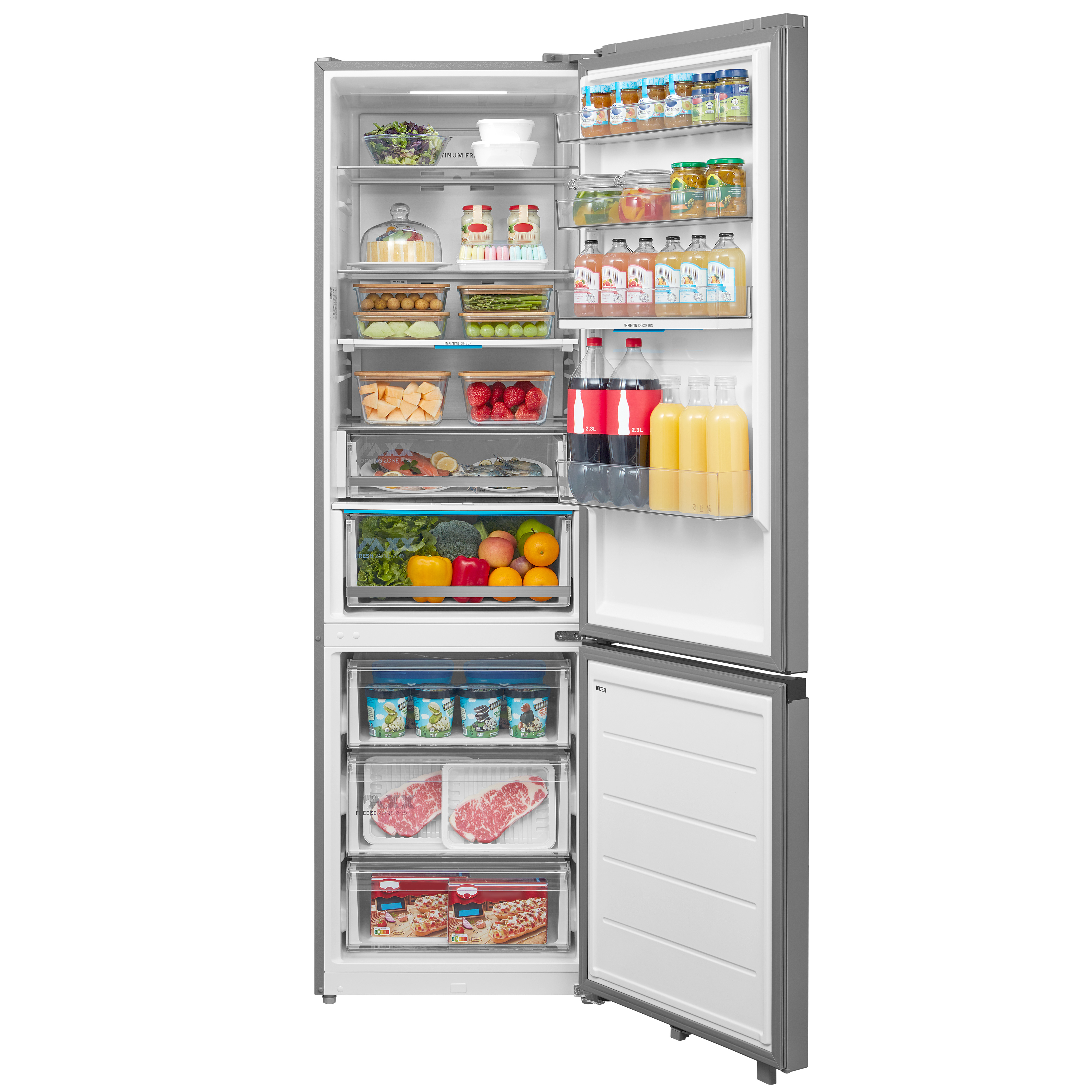 Frigorífico abierto con alimentos en cajones, estantes y una puerta. Contiene frutas, bebidas y productos congelados.
