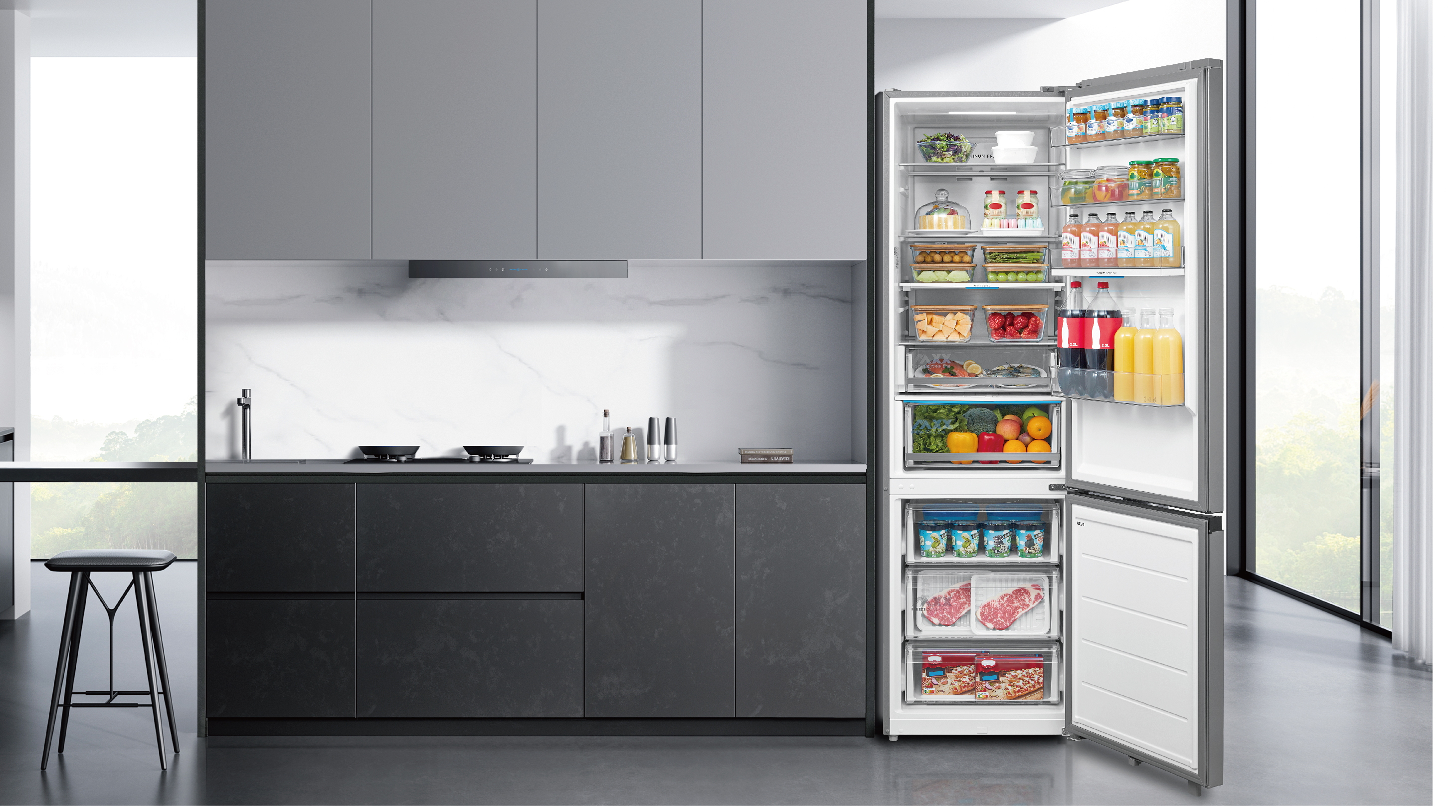 Cocina moderna con refrigerador abierto. Alimentos dentro. Gabinetes grises y salpicadero de mármol.