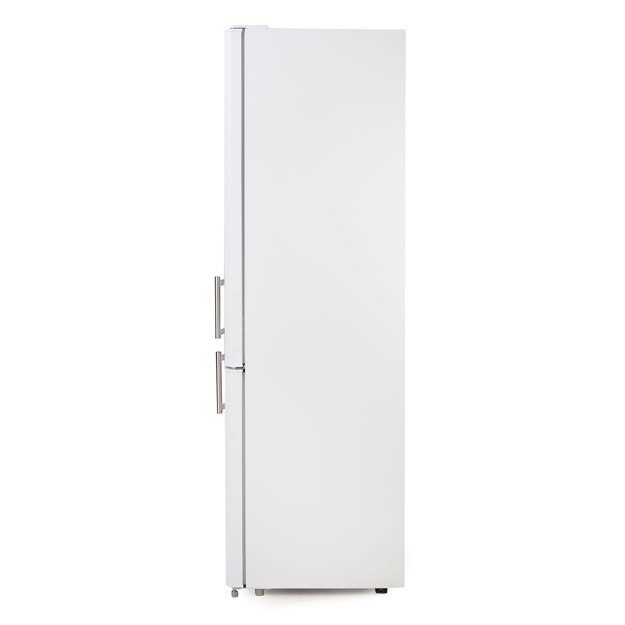 Weißer, hoher Kühlschrank, Seitenansicht, mit zwei silbernen Griffen und weißem Hintergrund.