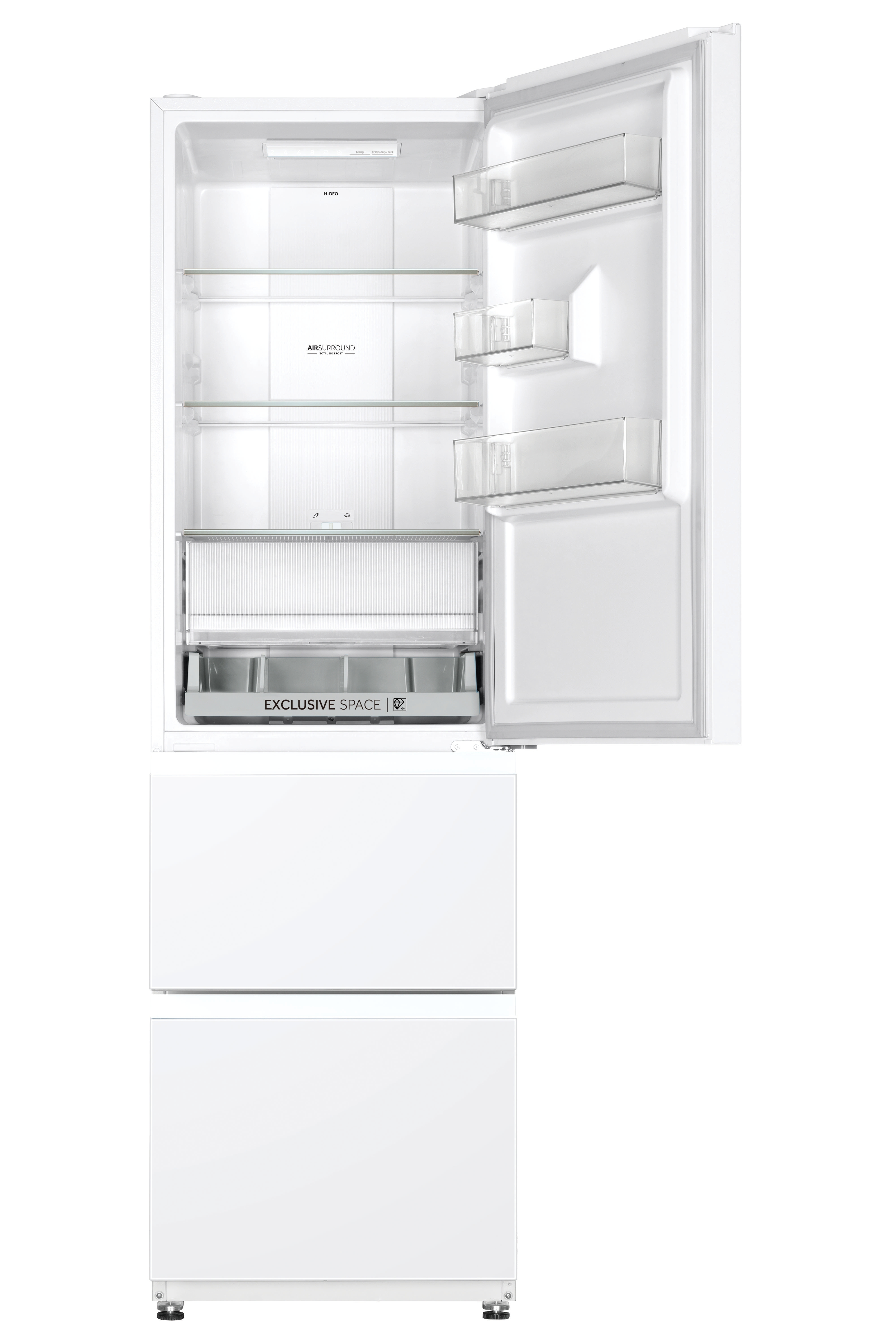 Un frigorífico blanco con la puerta abierta, que muestra estantes y cajones. La parte inferior tiene dos puertas cerradas.