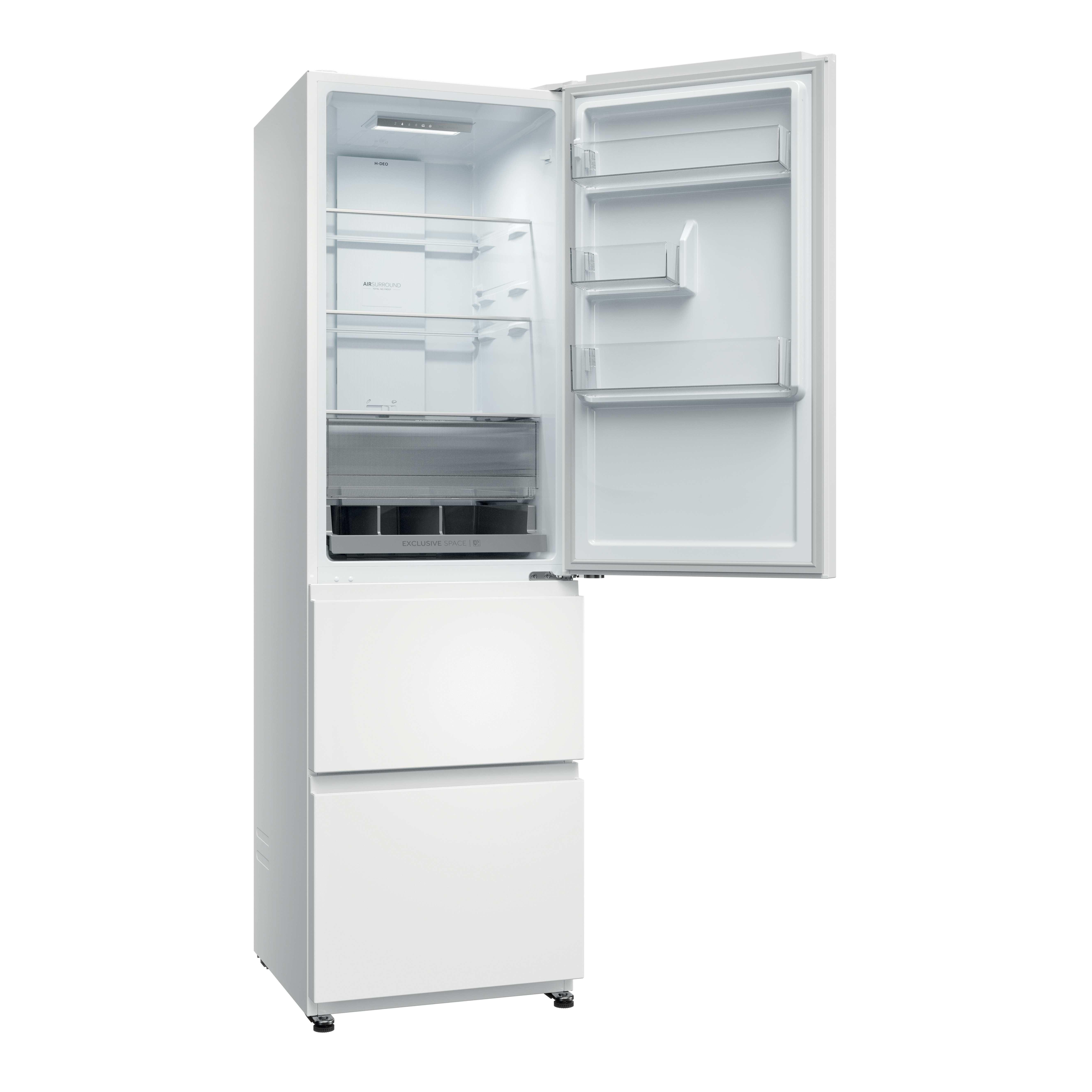 Refrigerador blanco con puerta abierta, mostrando estantes y cajones.