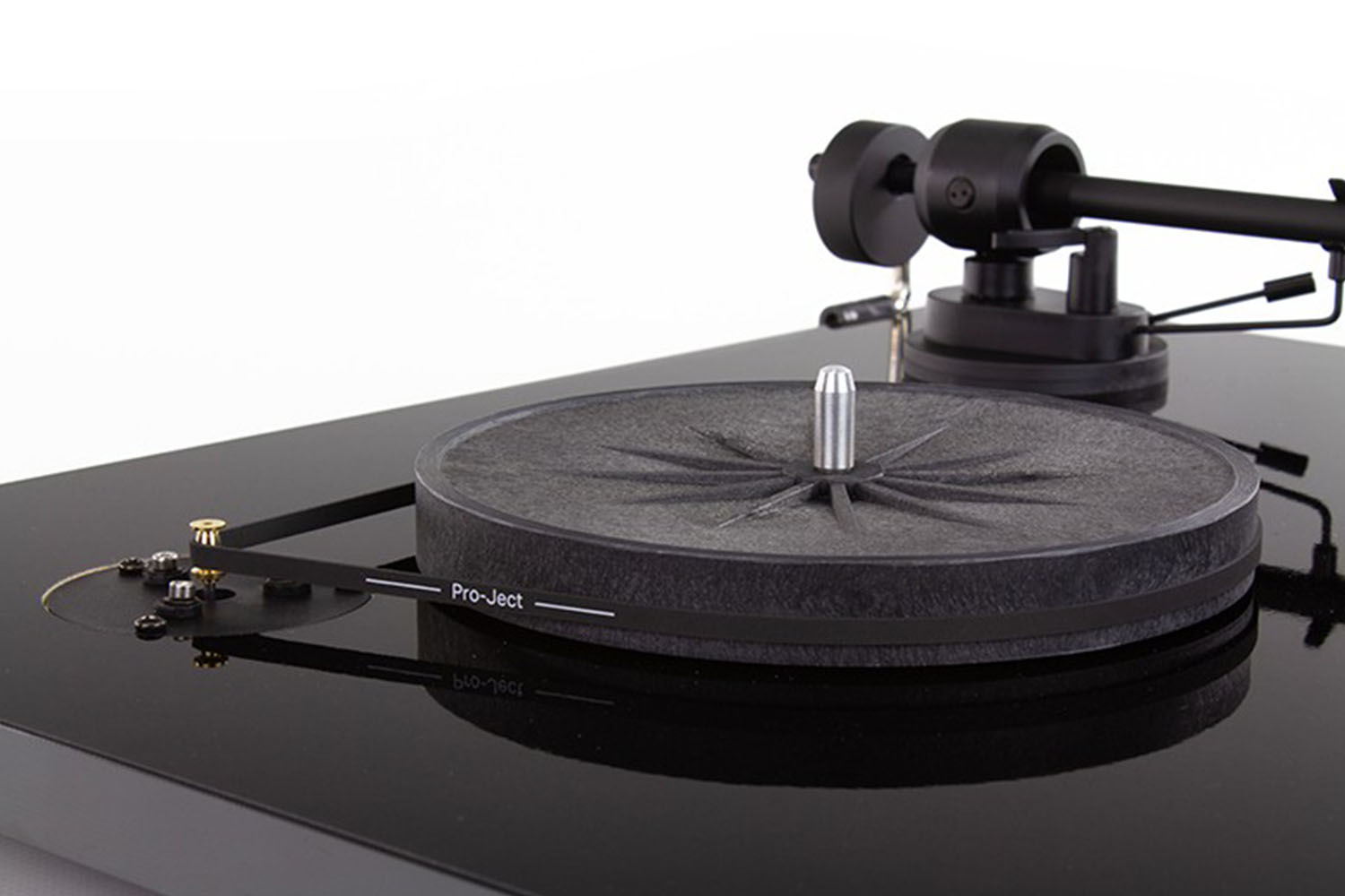 Czarny gramofon z płytą. Ramię jest czarne, a powierzchnia błyszcząca czarna.