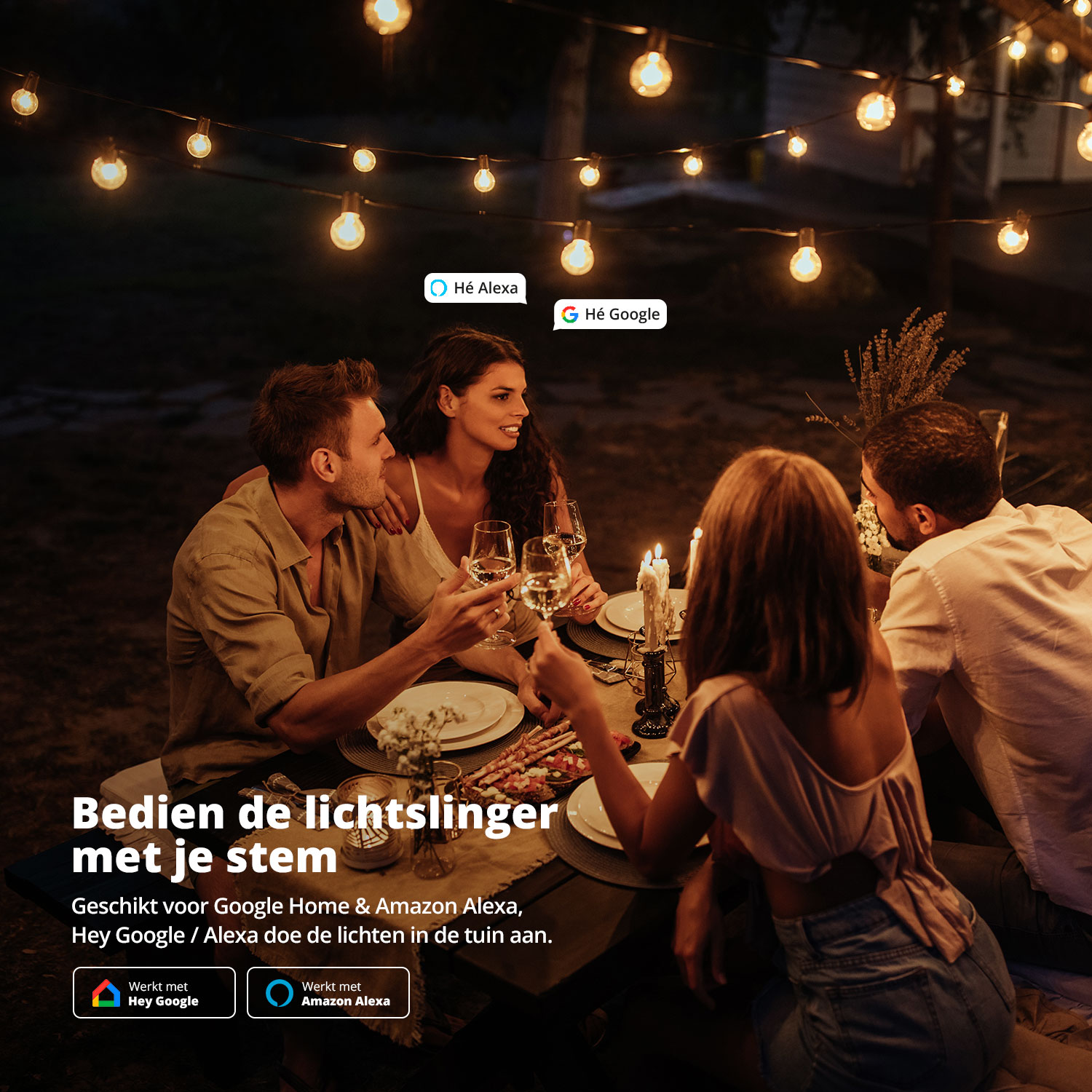 Mensen rond een tafel 's nachts, met lichtslingers boven hun hoofd. De scène is in een tuin.