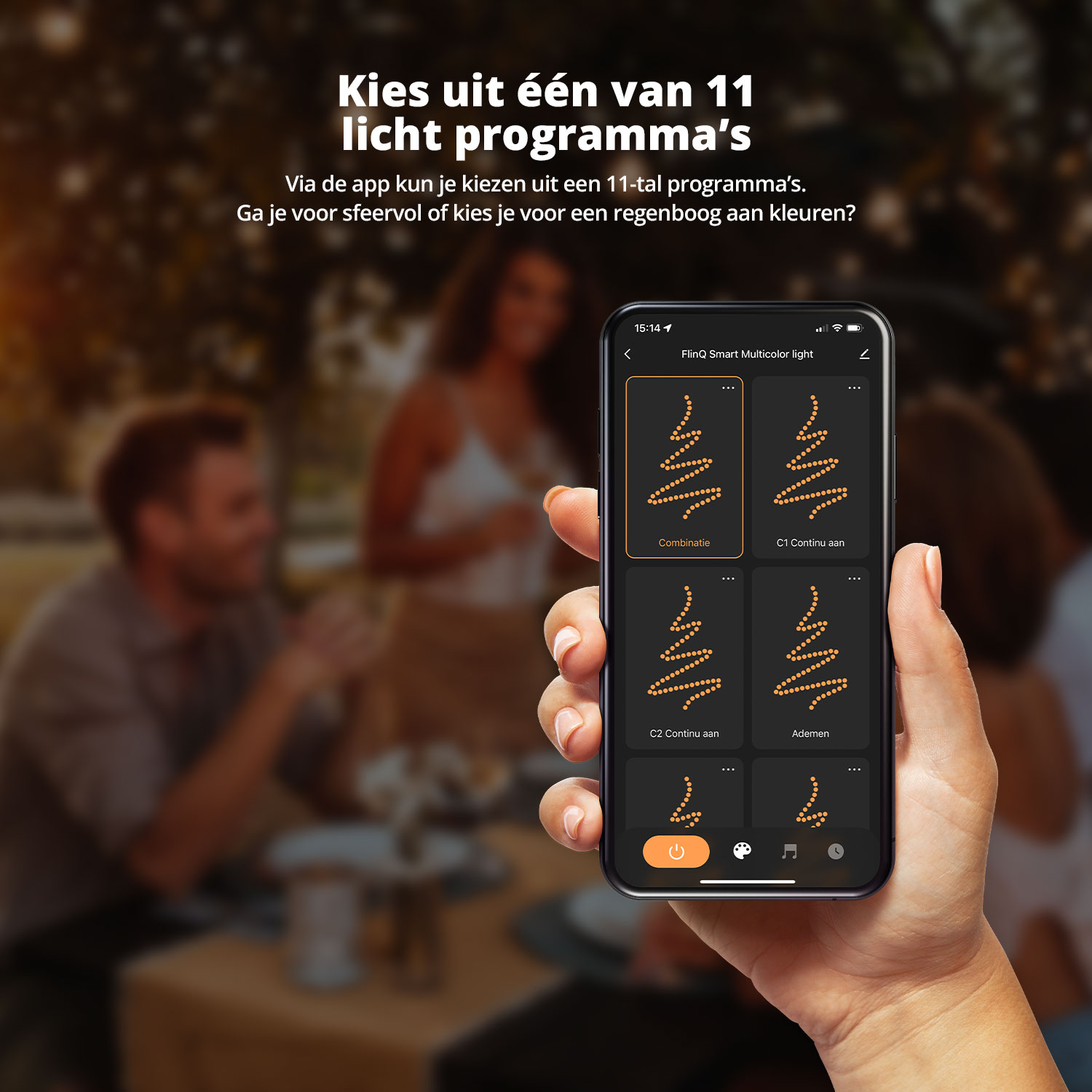 De hand van een persoon die een telefoon vasthoudt met een app-interface voor een lichtprogramma.