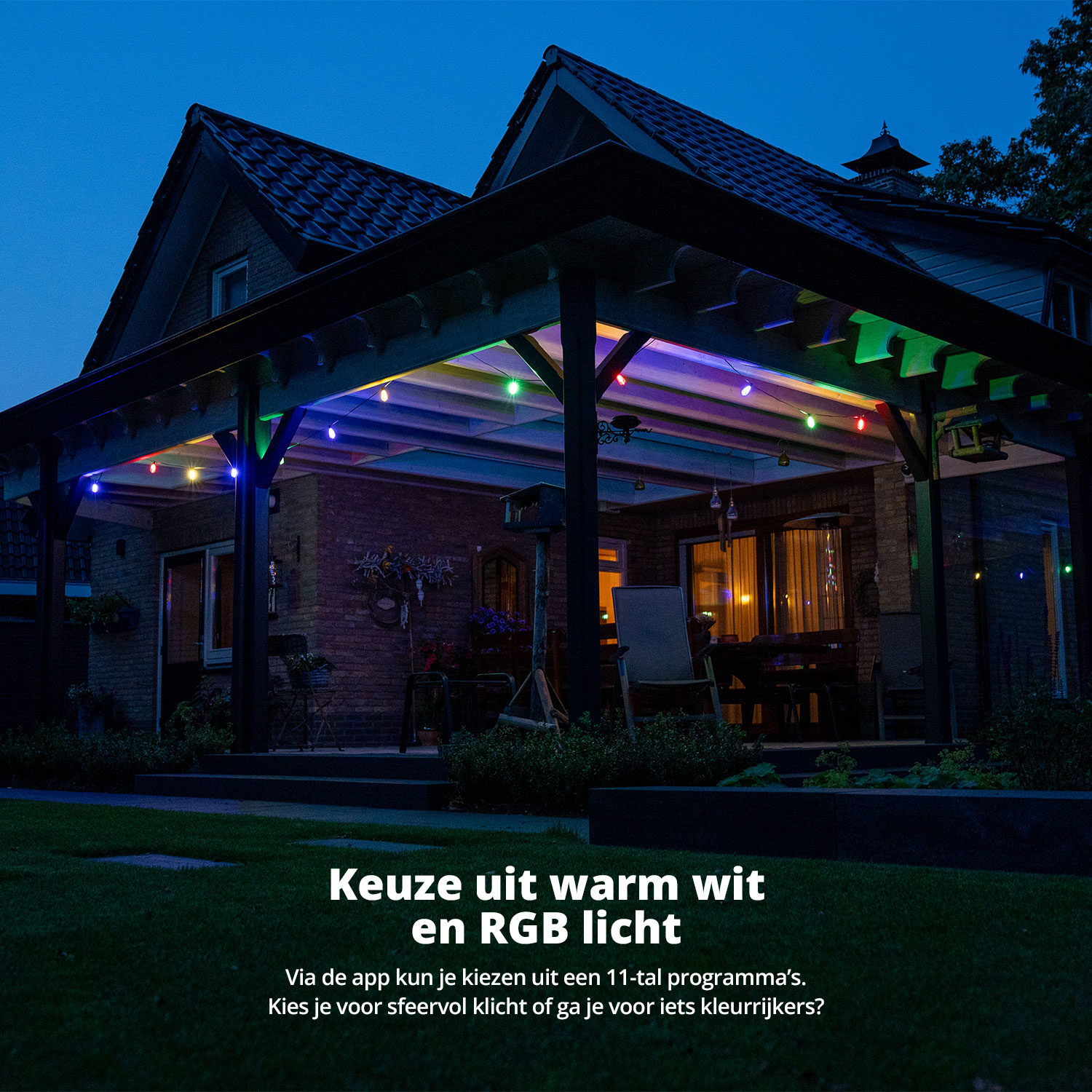 Nachtscène: verlicht huis met kleurrijke lichtslingers boven een terras. Tekst in het Nederlands.