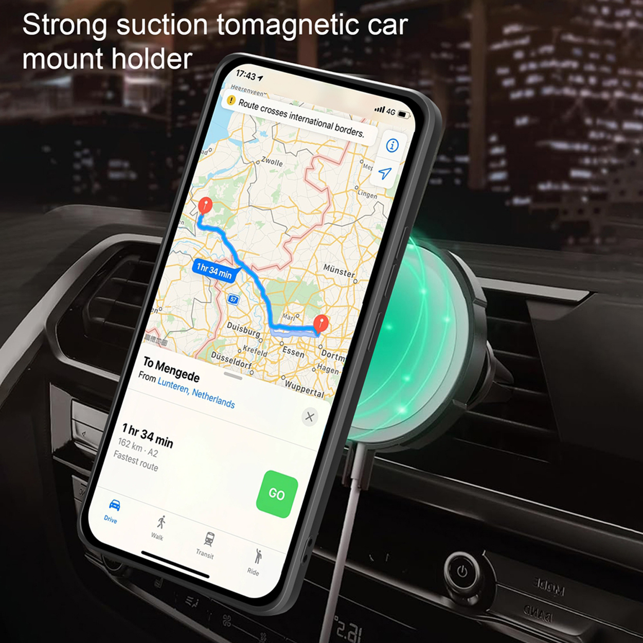 Telefoon in een autohouder, met een navigatie-app met aanwijzingen op een kaart. Auto-interieur op de achtergrond.