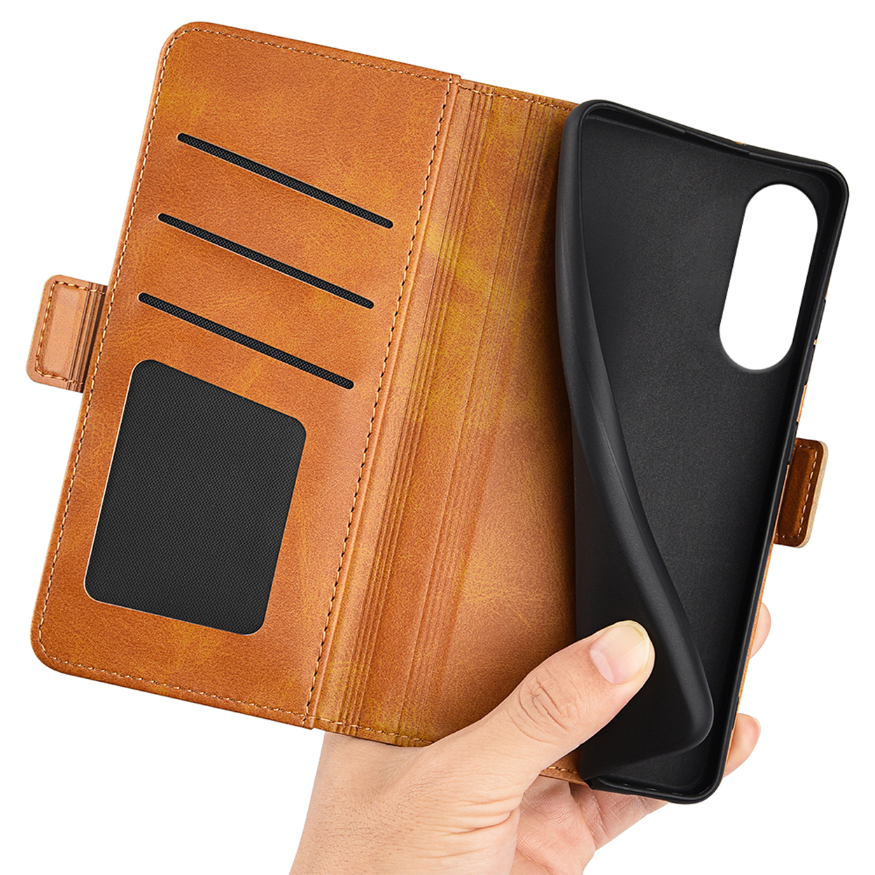 Telefoonhoesje in bruin. De binnenkant van de hoes is zwart. Een hand houdt de telefoonhoes vast.
