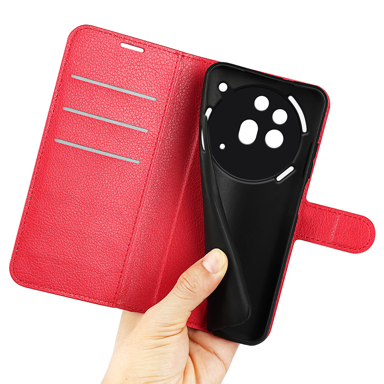 Main tenant un étui de téléphone en cuir rouge avec un insert.