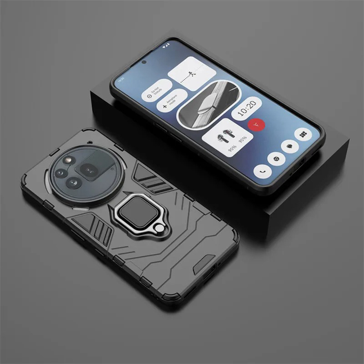Twee telefoons. Eén met hoesje op standaard. De andere toont tijd en pictogrammen.